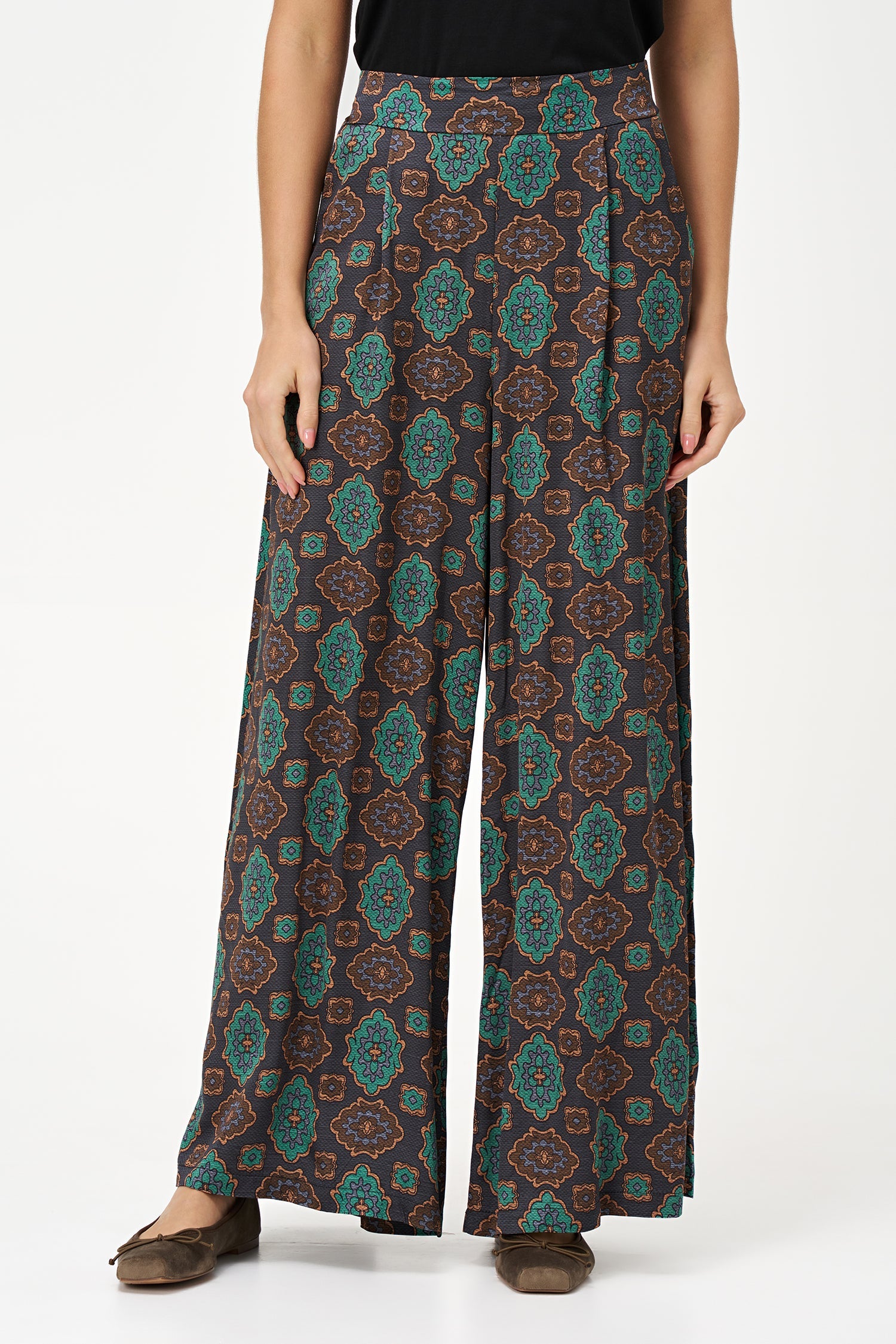 Women’s woven printed pull-on wide leg pants with slash pockets