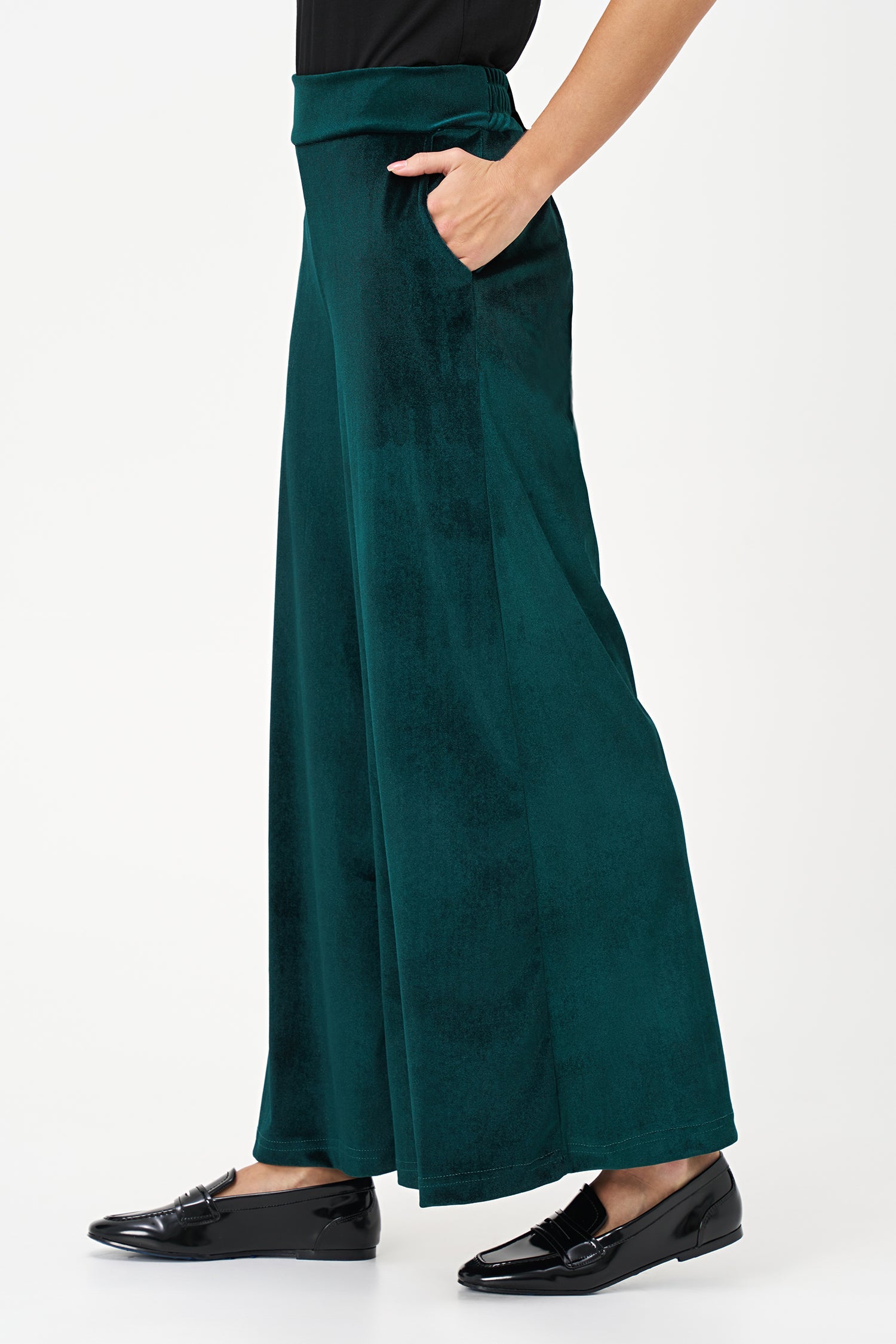 Women's knit pull-on wide leg pants, with scoop pockets