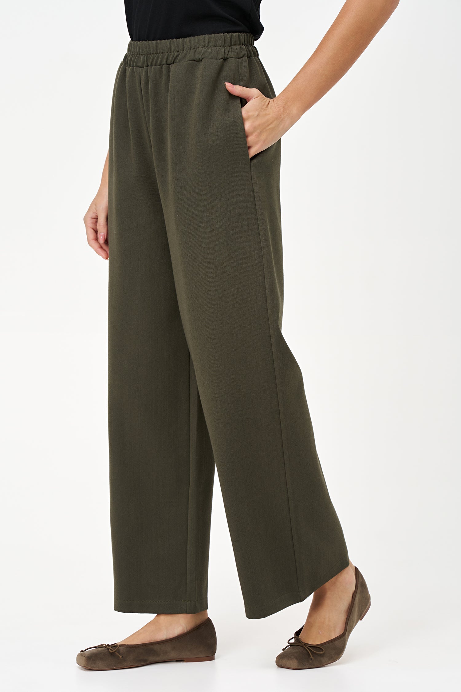 Women’s woven pull-on straight leg pants, with side seam pockets