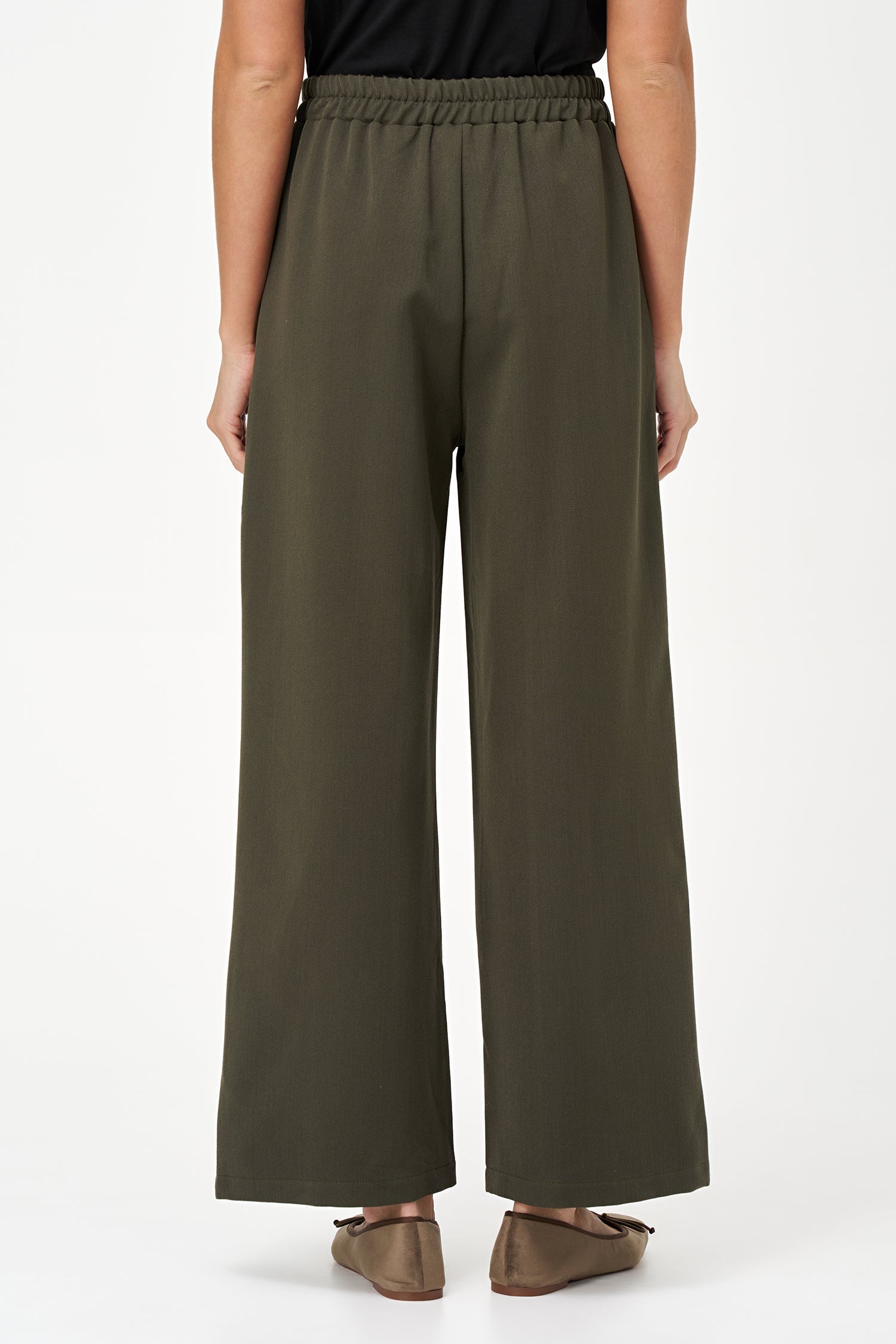 Women’s woven pull-on straight leg pants, with side seam pockets