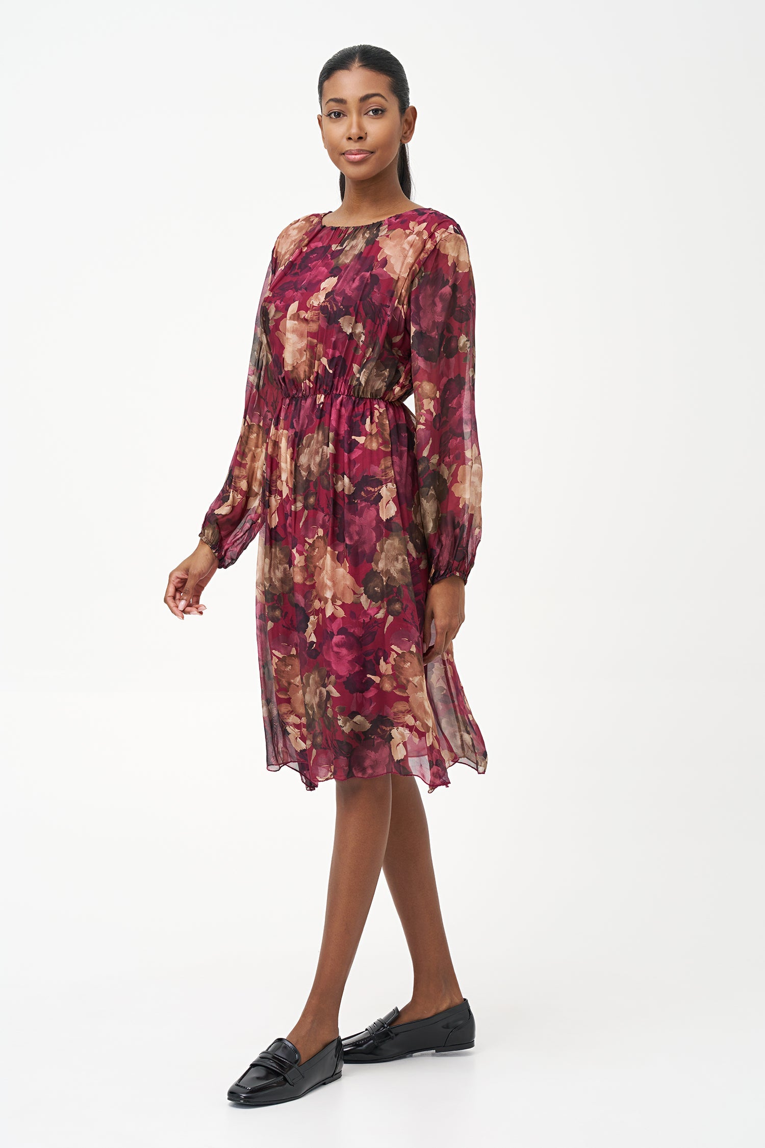 Women’s woven dress, with crew-neckline, long sleeves and a cinched elastic waist