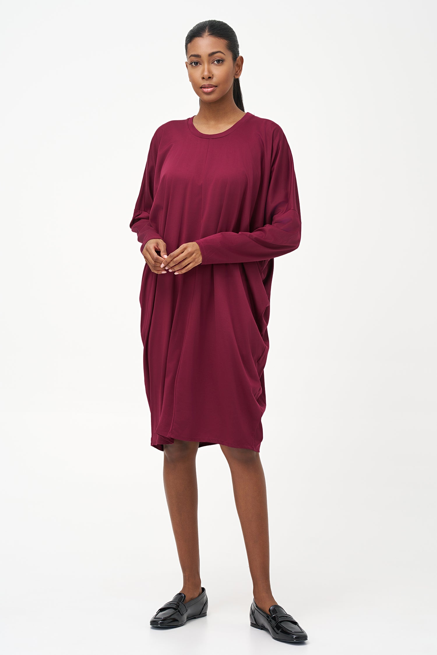 Women's oversized knit knee-length dress, with wide crew-neckline, long sleeves and a dropped shoulder