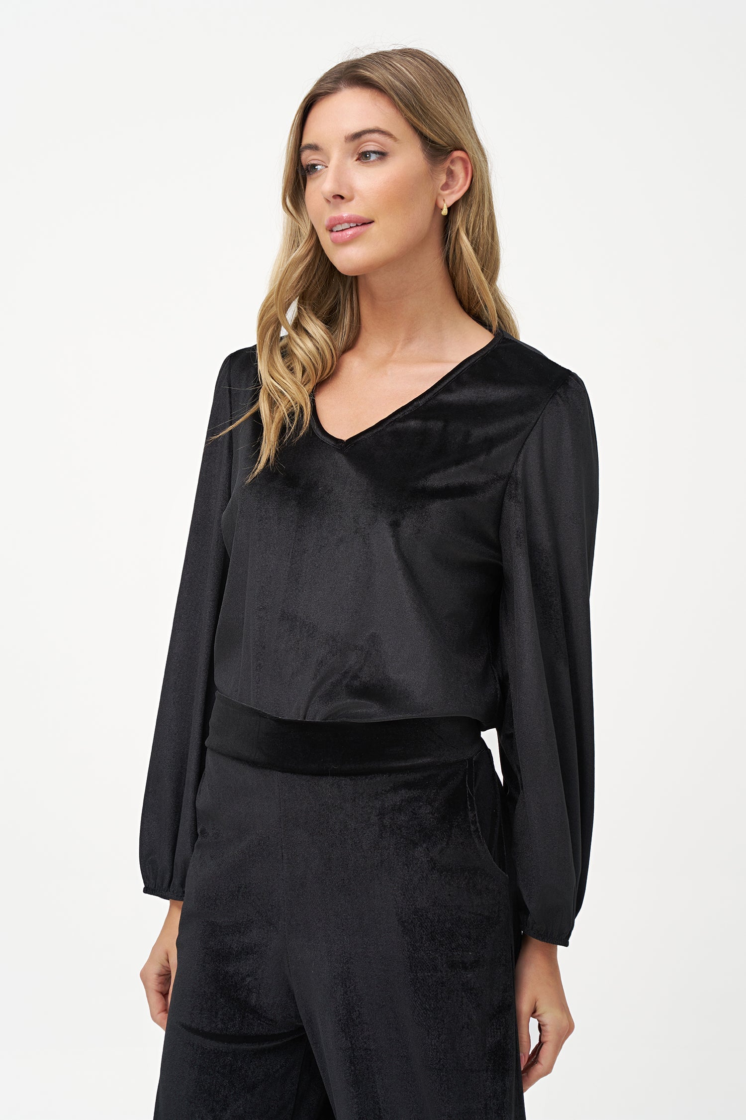 Women's knit tunic, with a v-neckline and long sleeves