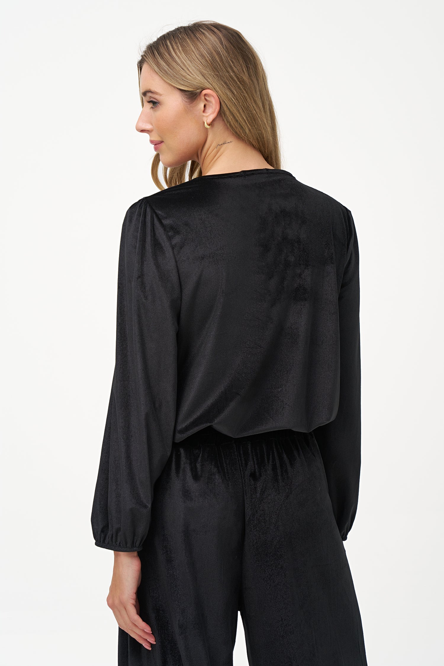 Women's knit tunic, with a v-neckline and long sleeves