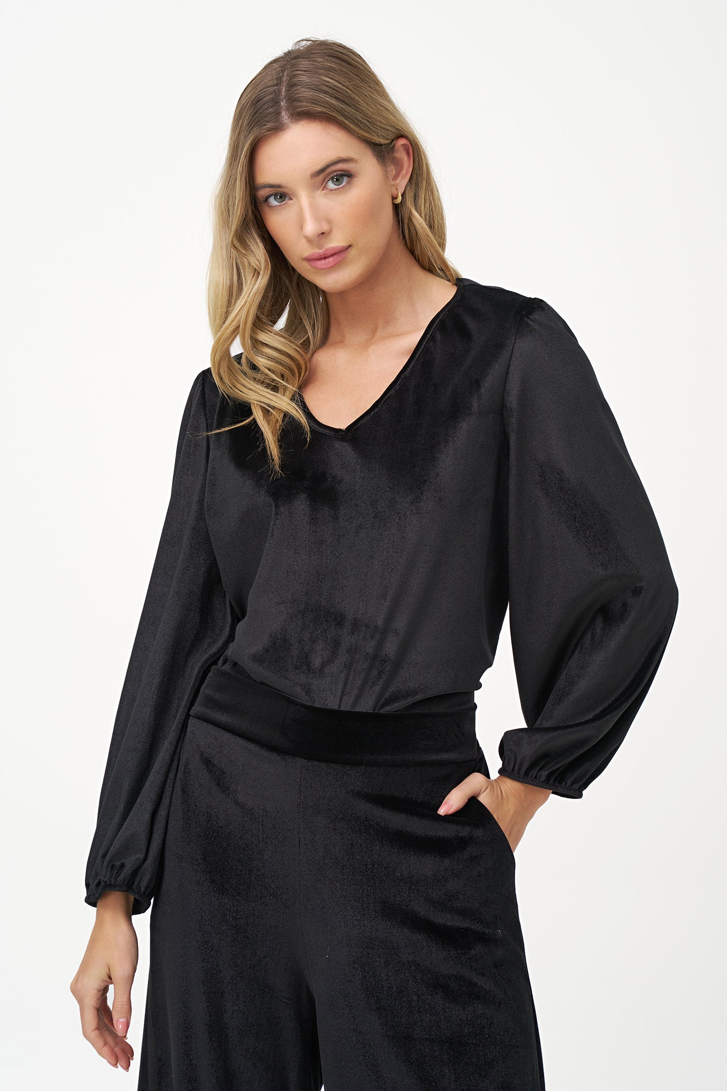 Women's knit tunic, with a v-neckline and long sleeves