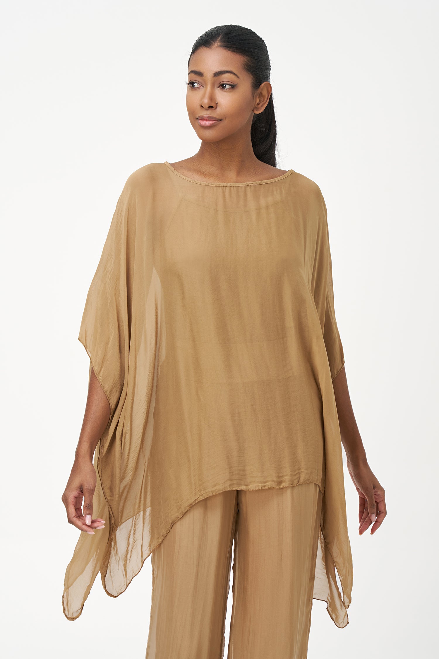Women’s woven tunic, with a boat-neckline, kimono sleeves and a separate under-garment