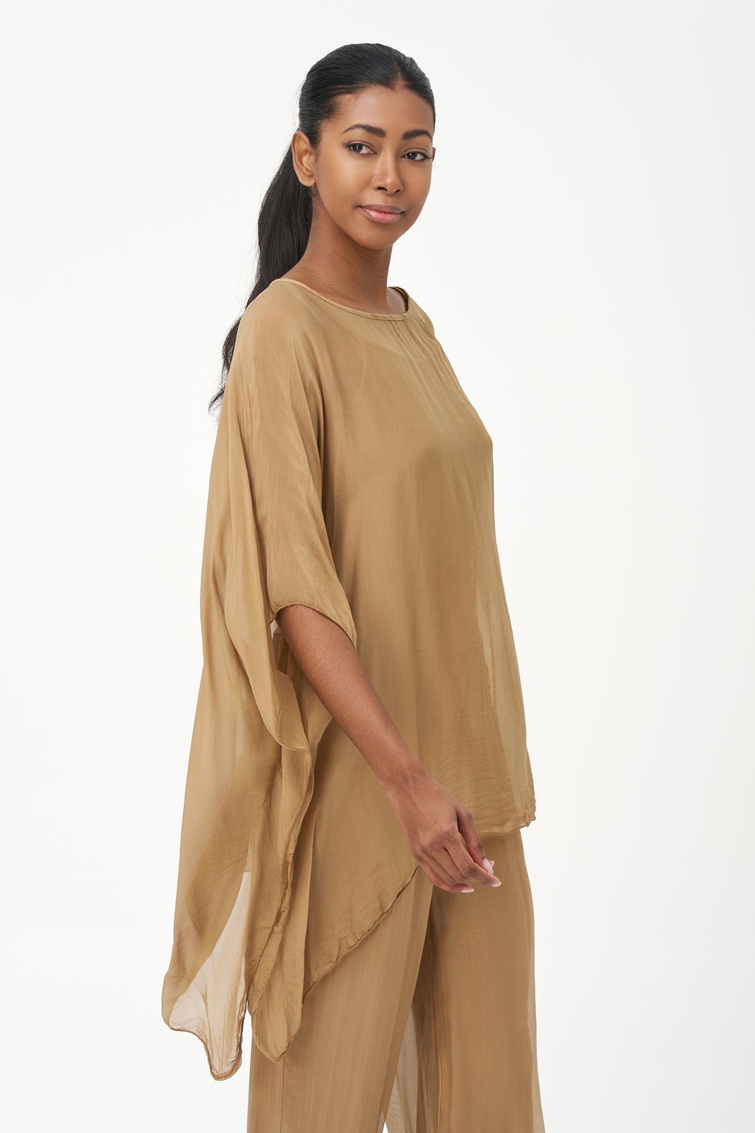 Women’s woven tunic, with a boat-neckline, kimono sleeves and a separate under-garment