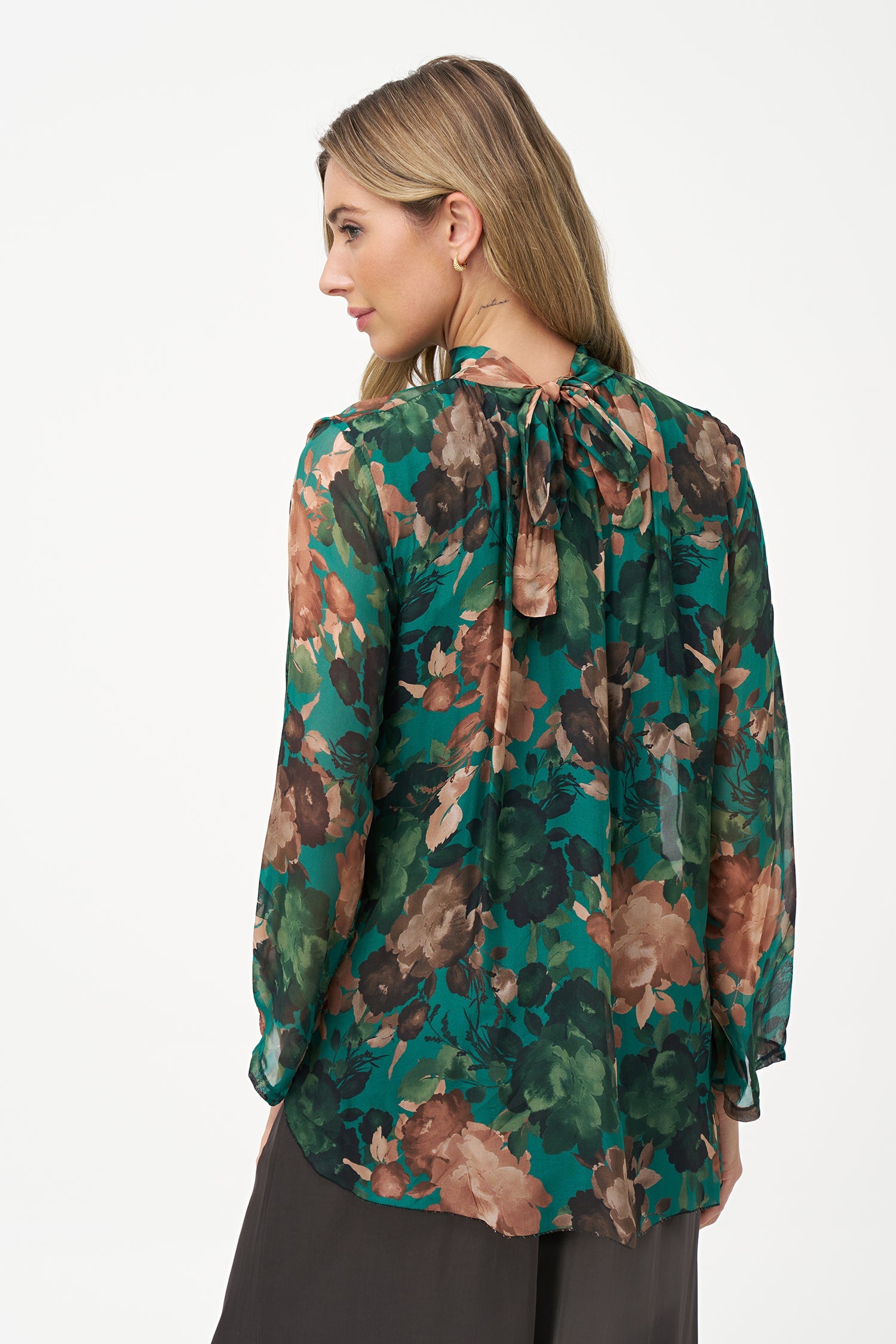 Women’s woven tunic, with long sleeves, a self-tie mock-neckline and a hi-low hemline