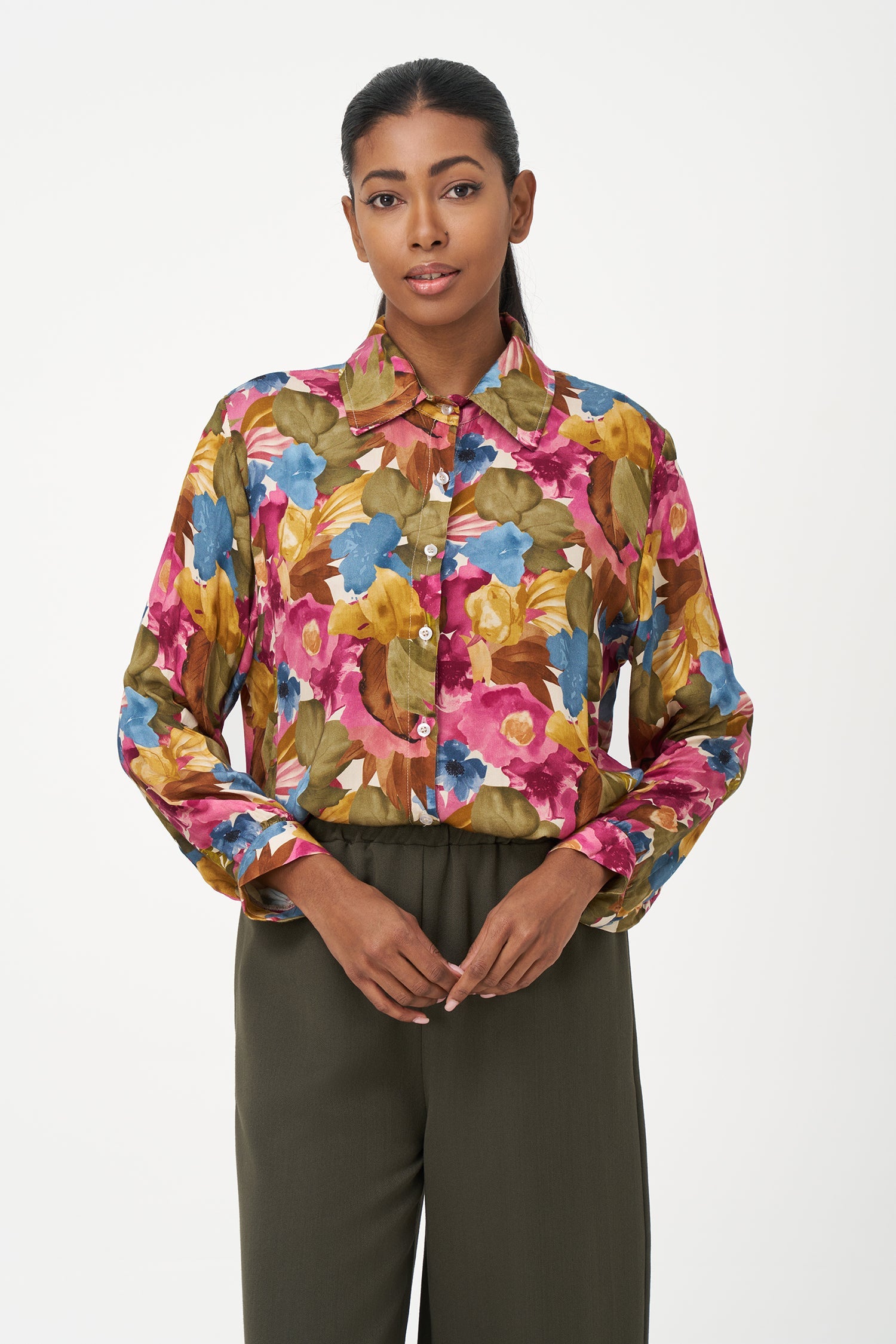 women's woven button-down shirt, with long sleeves and a scooped hemline