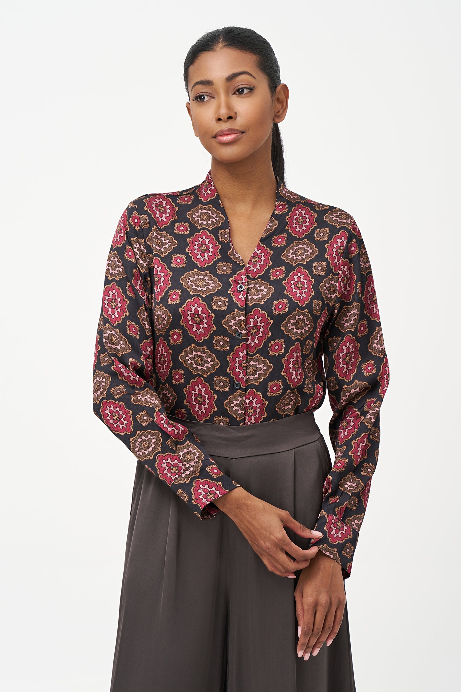 Women’s woven printed button down shirt, with long sleeves and a v-neckline