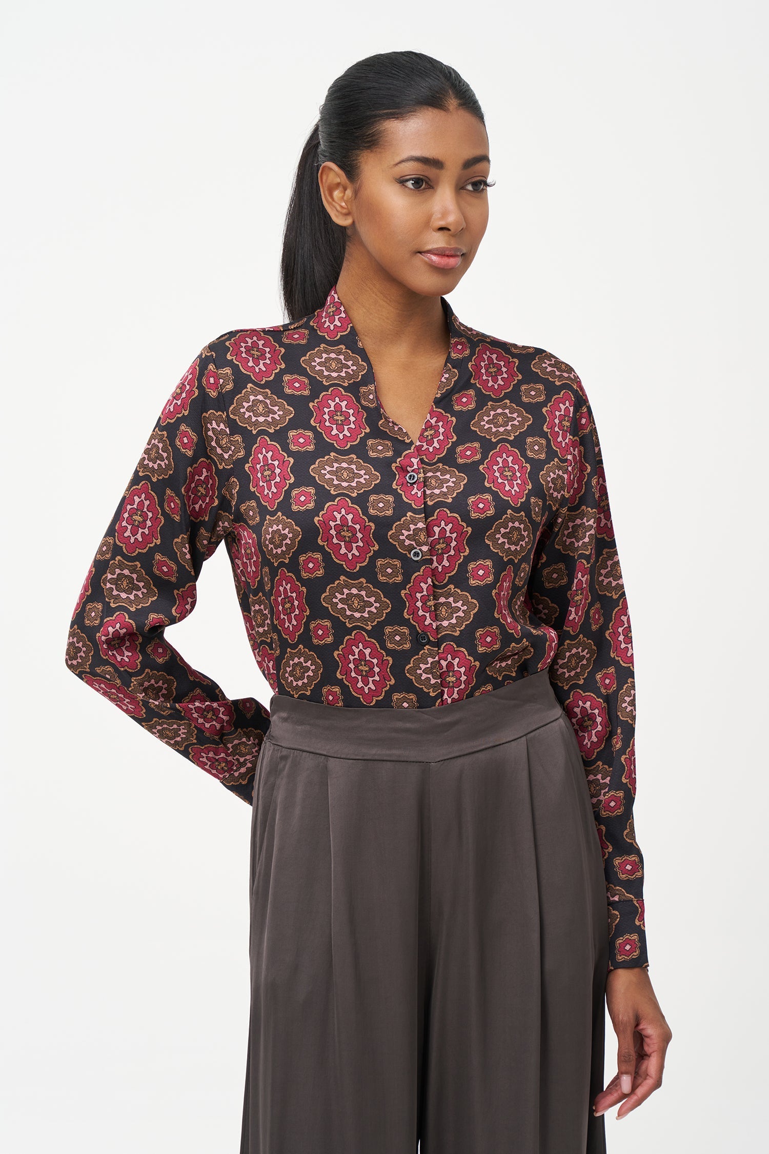 Women’s woven printed button down shirt, with long sleeves and a v-neckline
