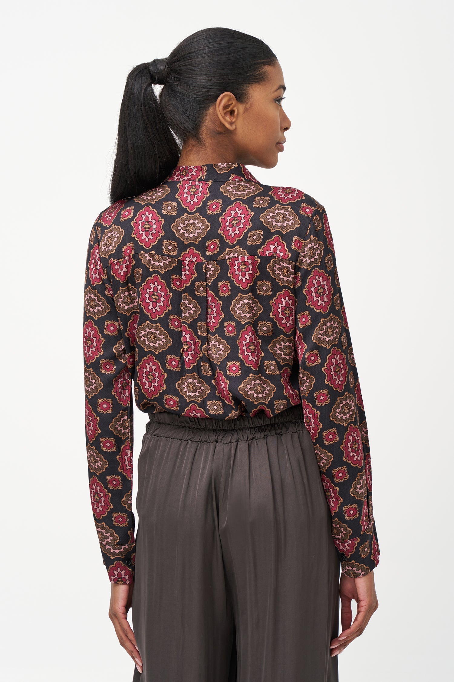 Women’s woven printed button down shirt, with long sleeves and a v-neckline