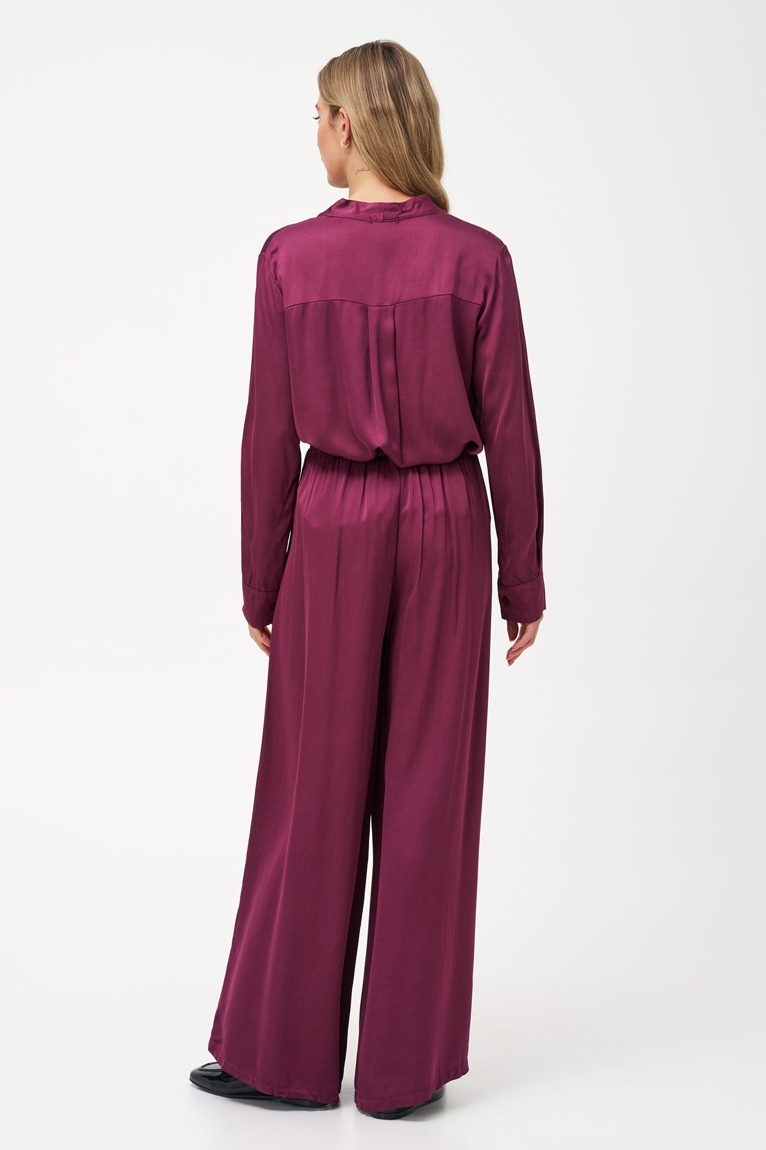 Women’s woven button down shirt, with long sleeves and a v-neckline