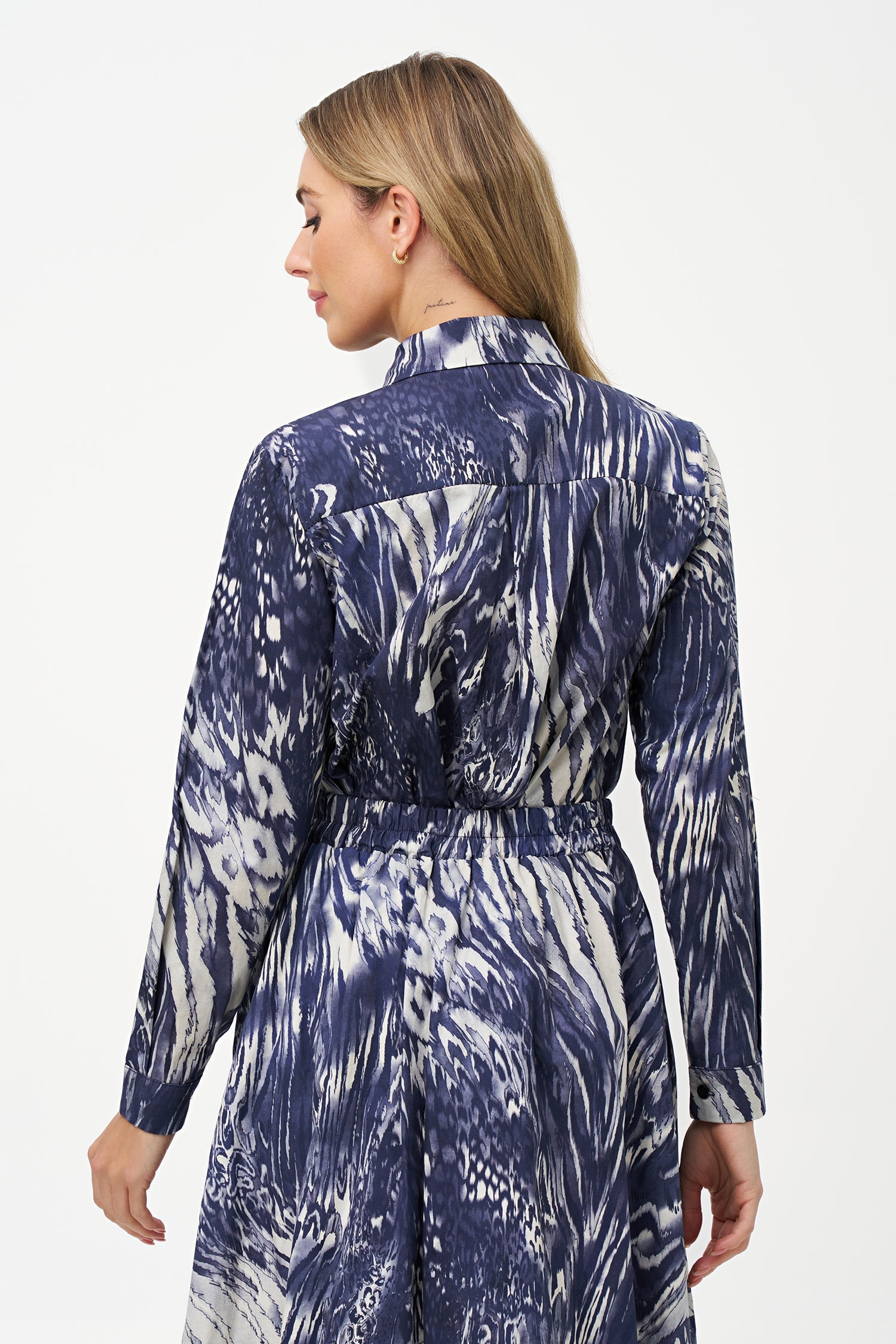 Women’s classic woven button-down shirt