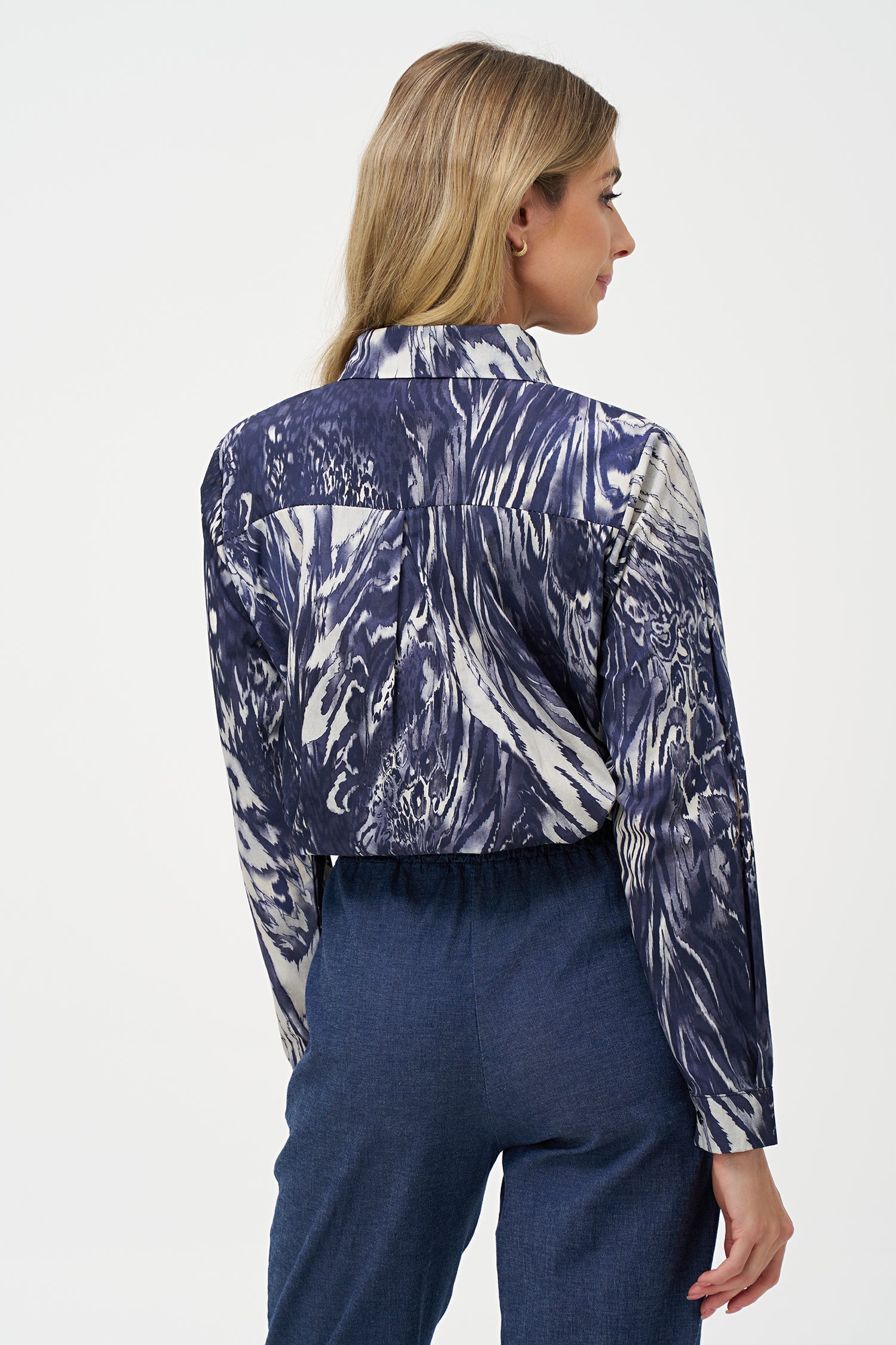 Women’s classic woven button-down shirt