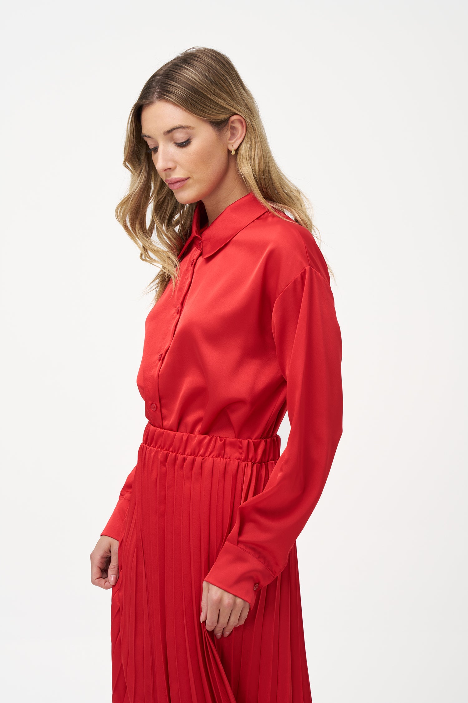 Women’s long sleeve woven button-down shirt