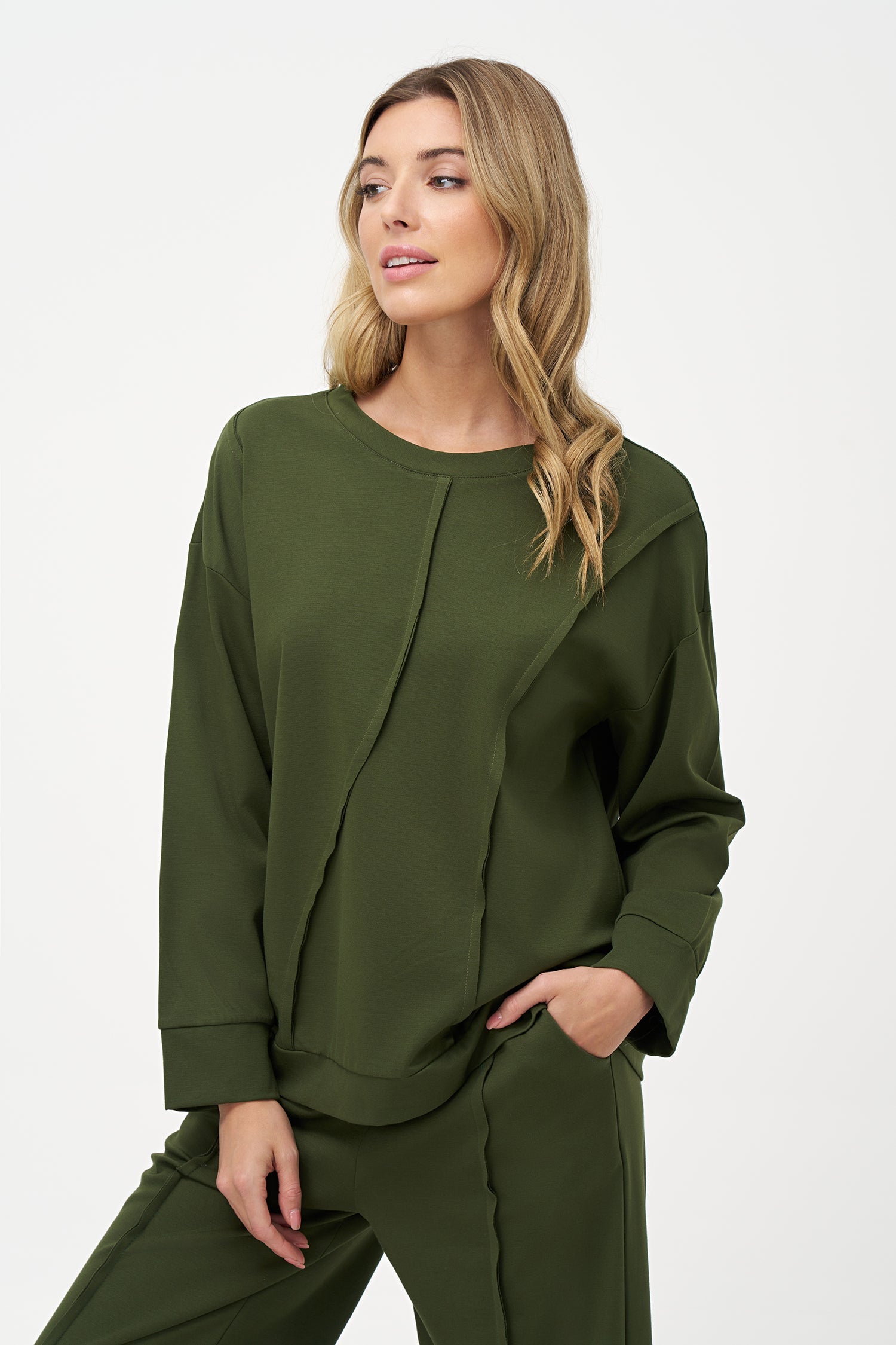 Women's knit long sleeve crew-neck sweatshirt, with pin-tuck detailing