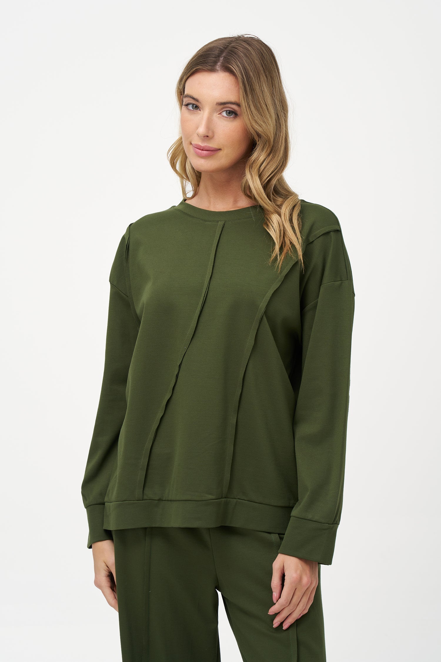 Women's knit long sleeve crew-neck sweatshirt, with pin-tuck detailing