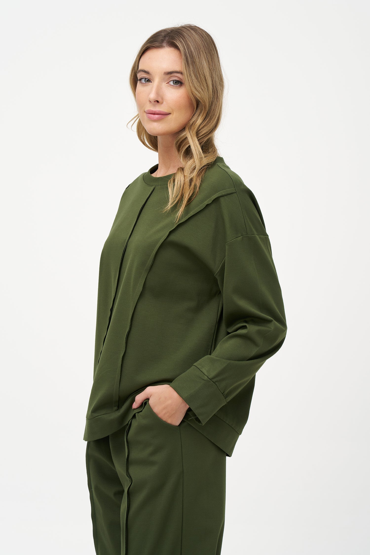 Women's knit long sleeve crew-neck sweatshirt, with pin-tuck detailing