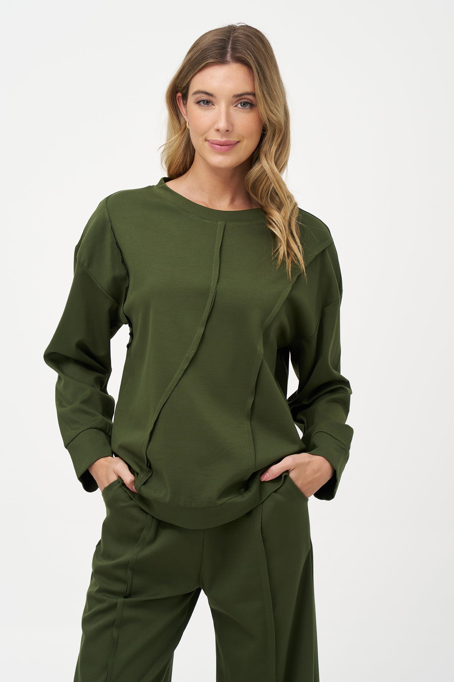 Women's knit long sleeve crew-neck sweatshirt, with pin-tuck detailing