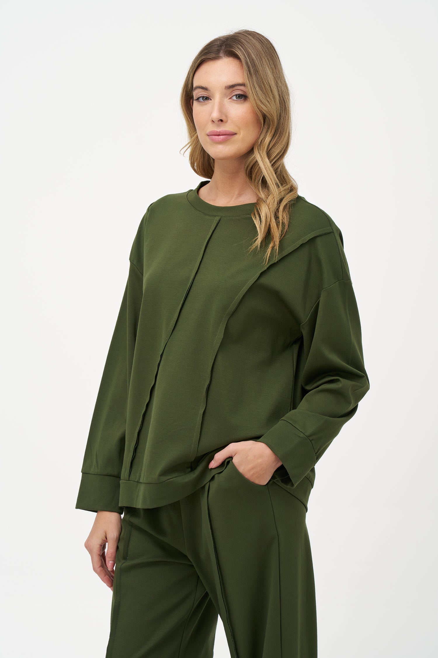 Women's knit long sleeve crew-neck sweatshirt, with pin-tuck detailing