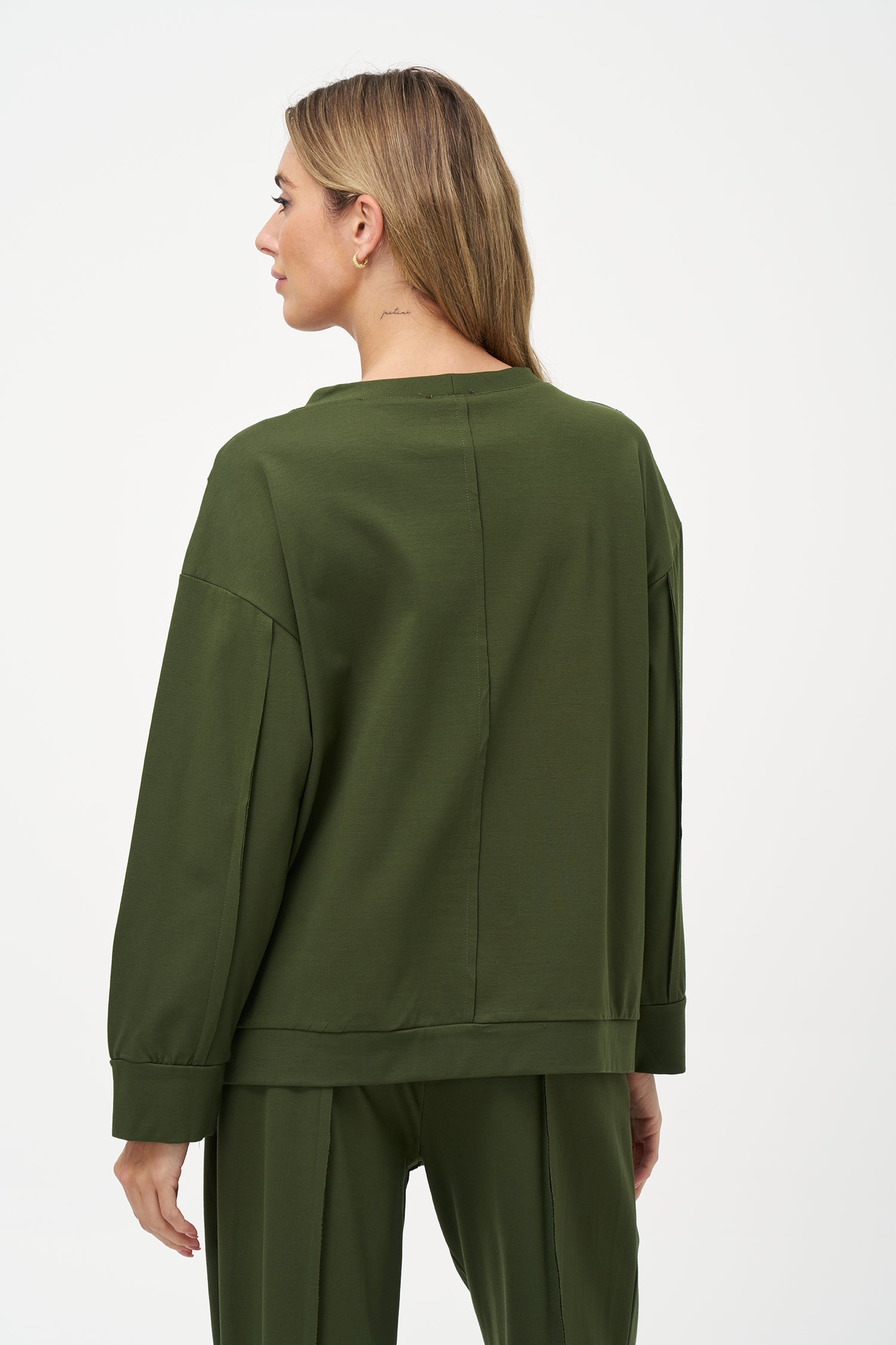 Women's knit long sleeve crew-neck sweatshirt, with pin-tuck detailing