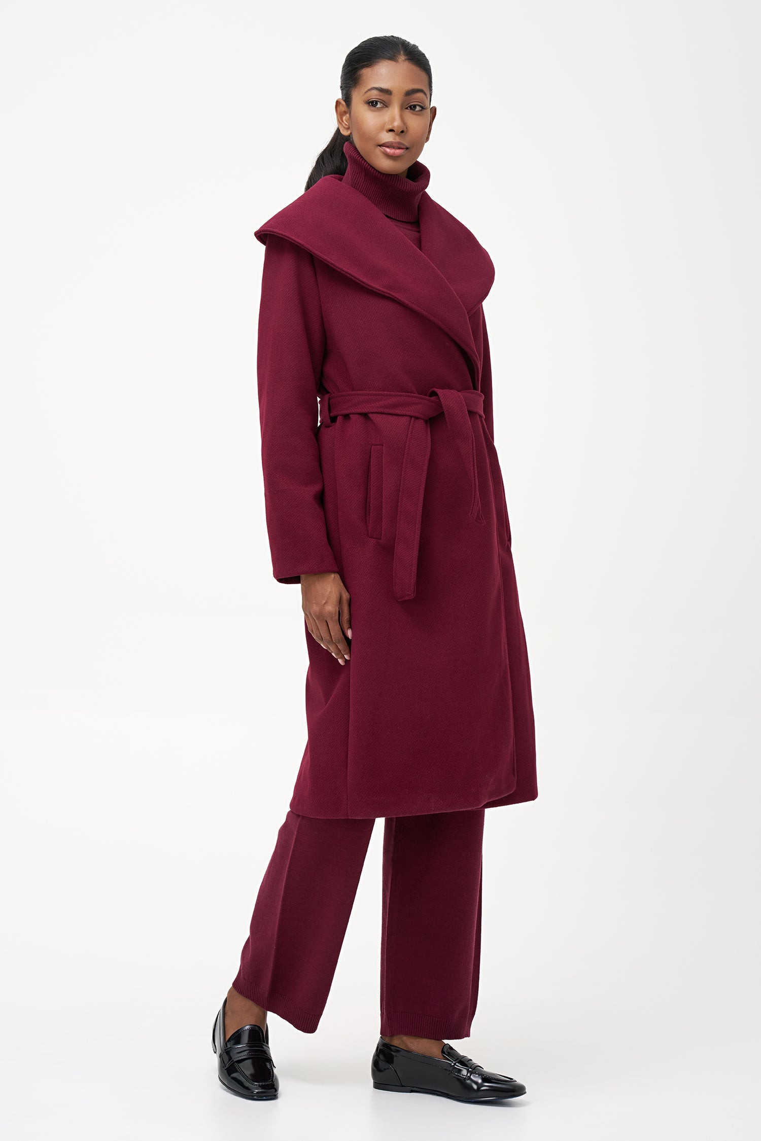 Women's woven long coat, with an oversized shawl collar, side seam pockets and a belt closure system