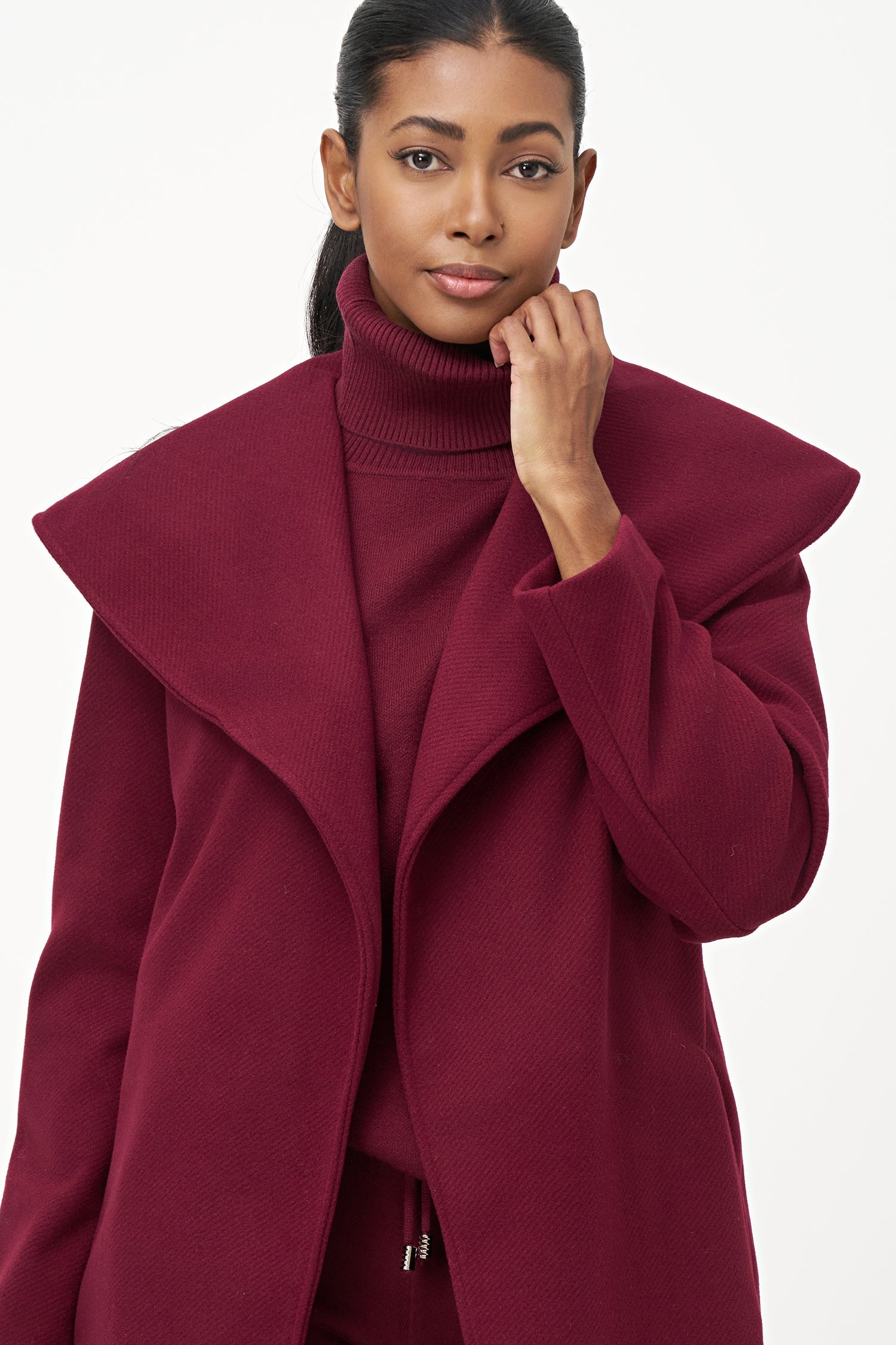 Women's woven long coat, with an oversized shawl collar, side seam pockets and a belt closure system