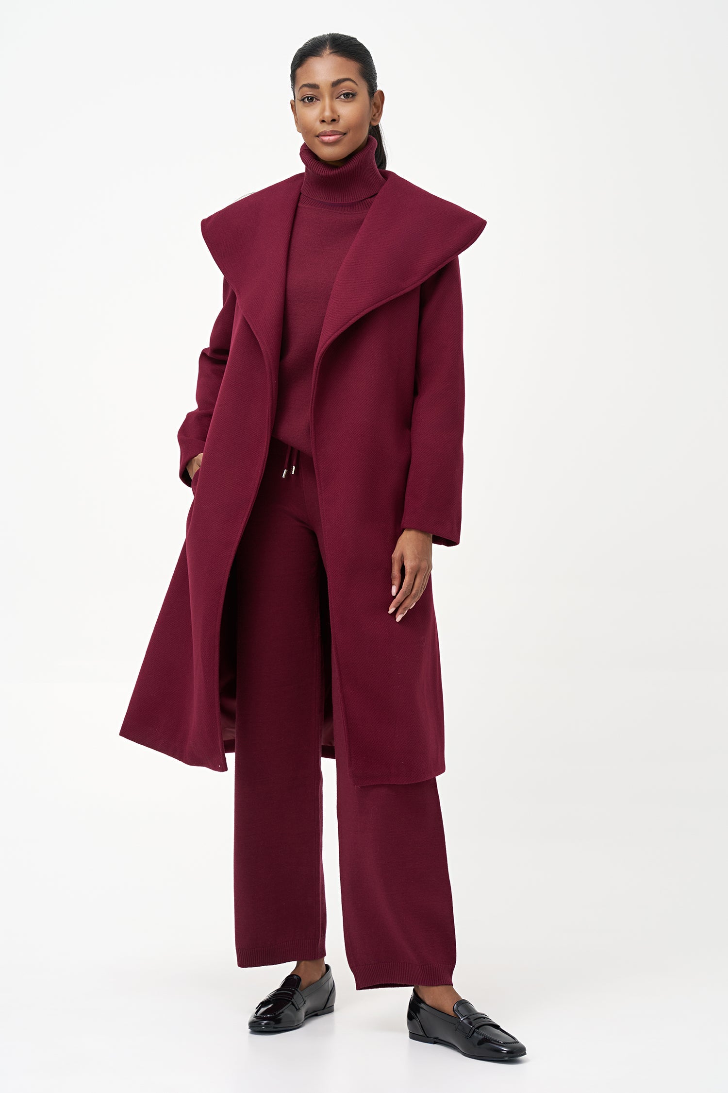 Women's woven long coat, with an oversized shawl collar, side seam pockets and a belt closure system