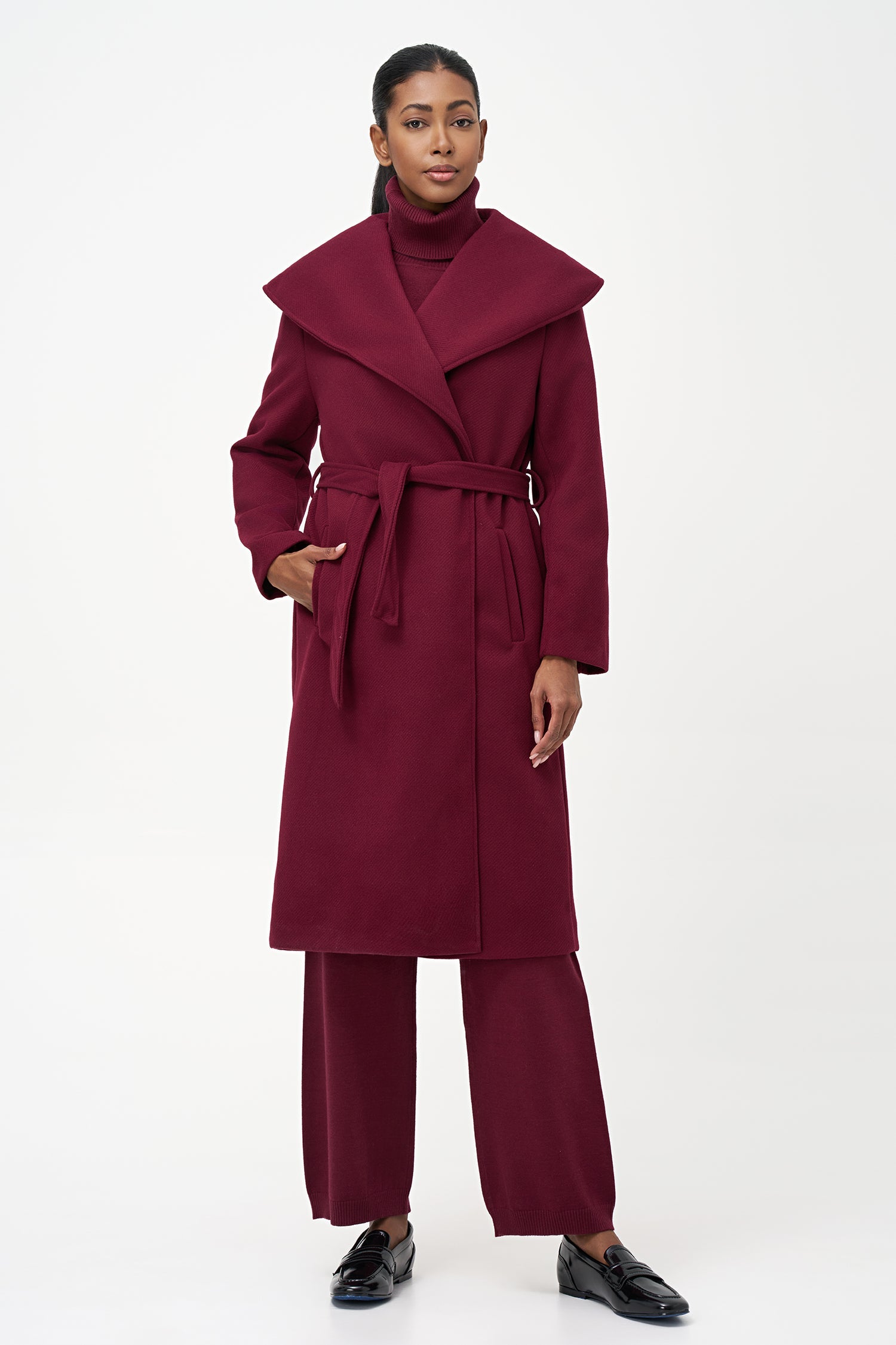 Women's woven long coat, with an oversized shawl collar, side seam pockets and a belt closure system