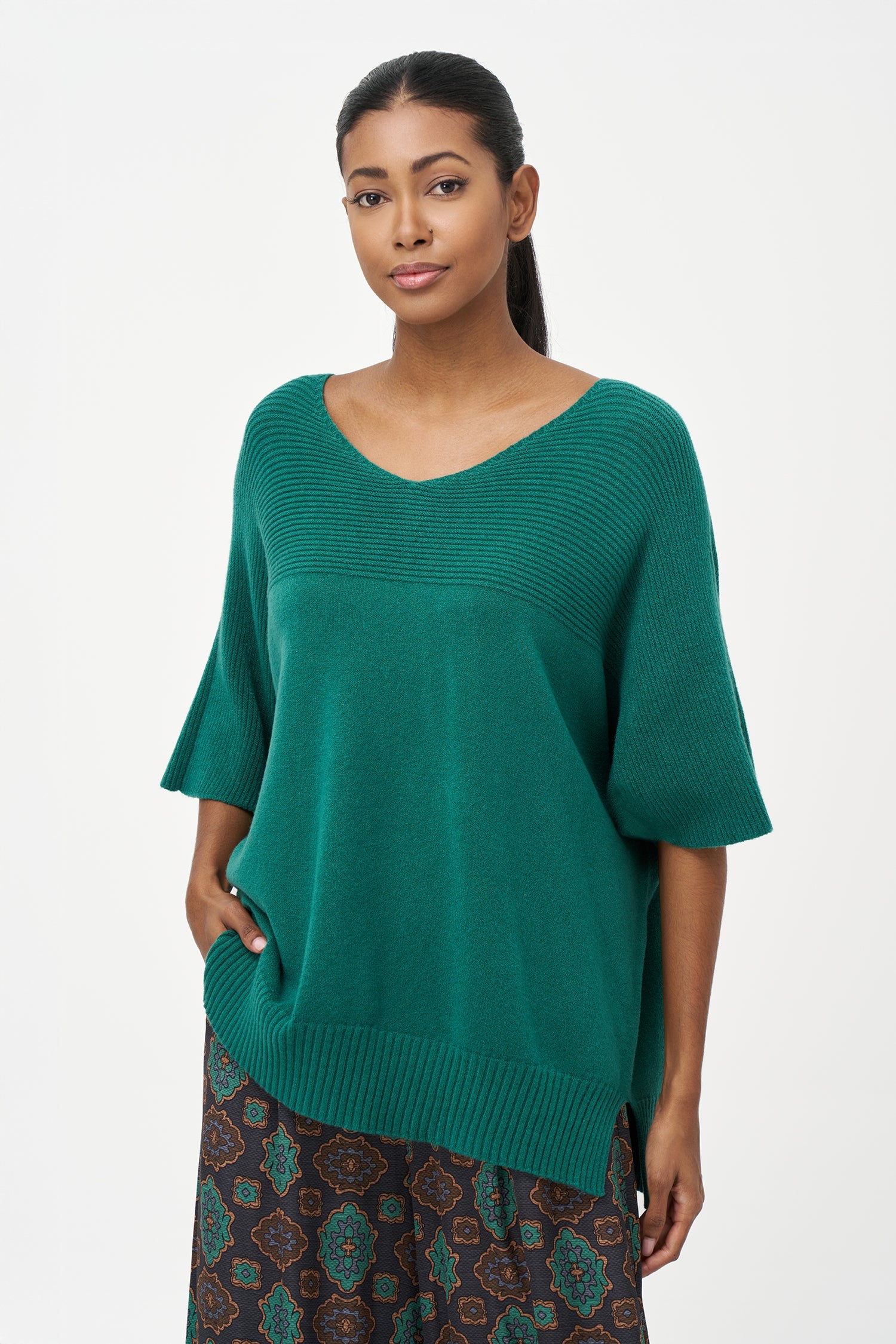 Women’s knit oversized sweater, with short sleeves and a horizontal rib detailing