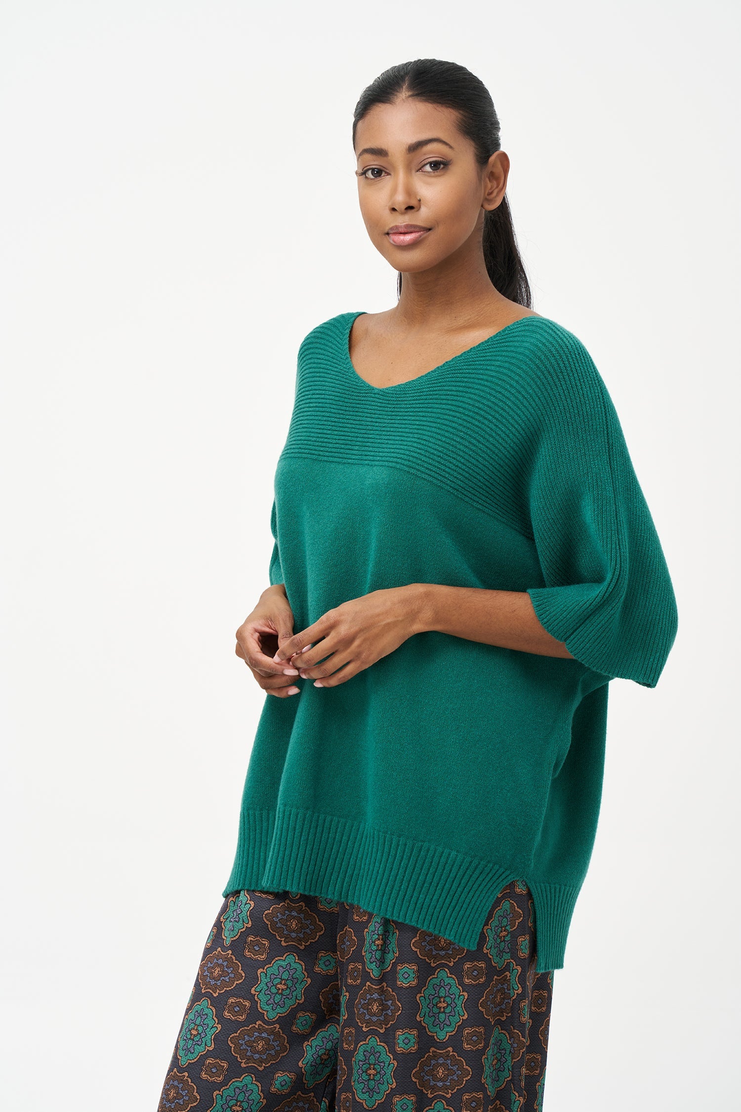 Women’s knit oversized sweater, with short sleeves and a horizontal rib detailing