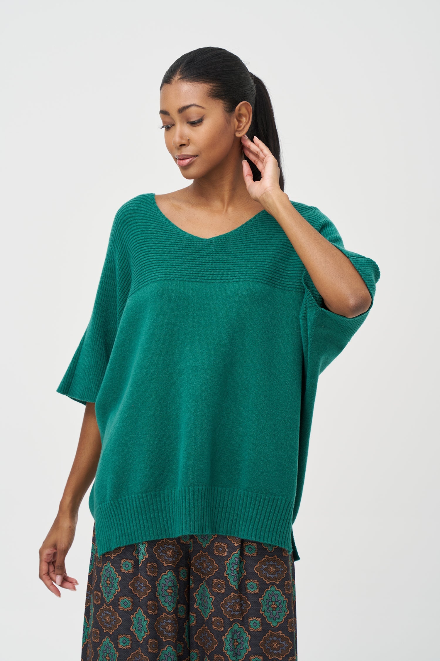 Women’s knit oversized sweater, with short sleeves and a horizontal rib detailing