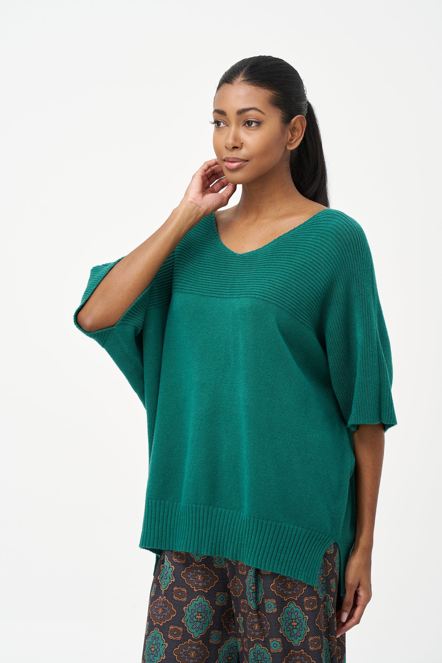 Women’s knit oversized sweater, with short sleeves and a horizontal rib detailing