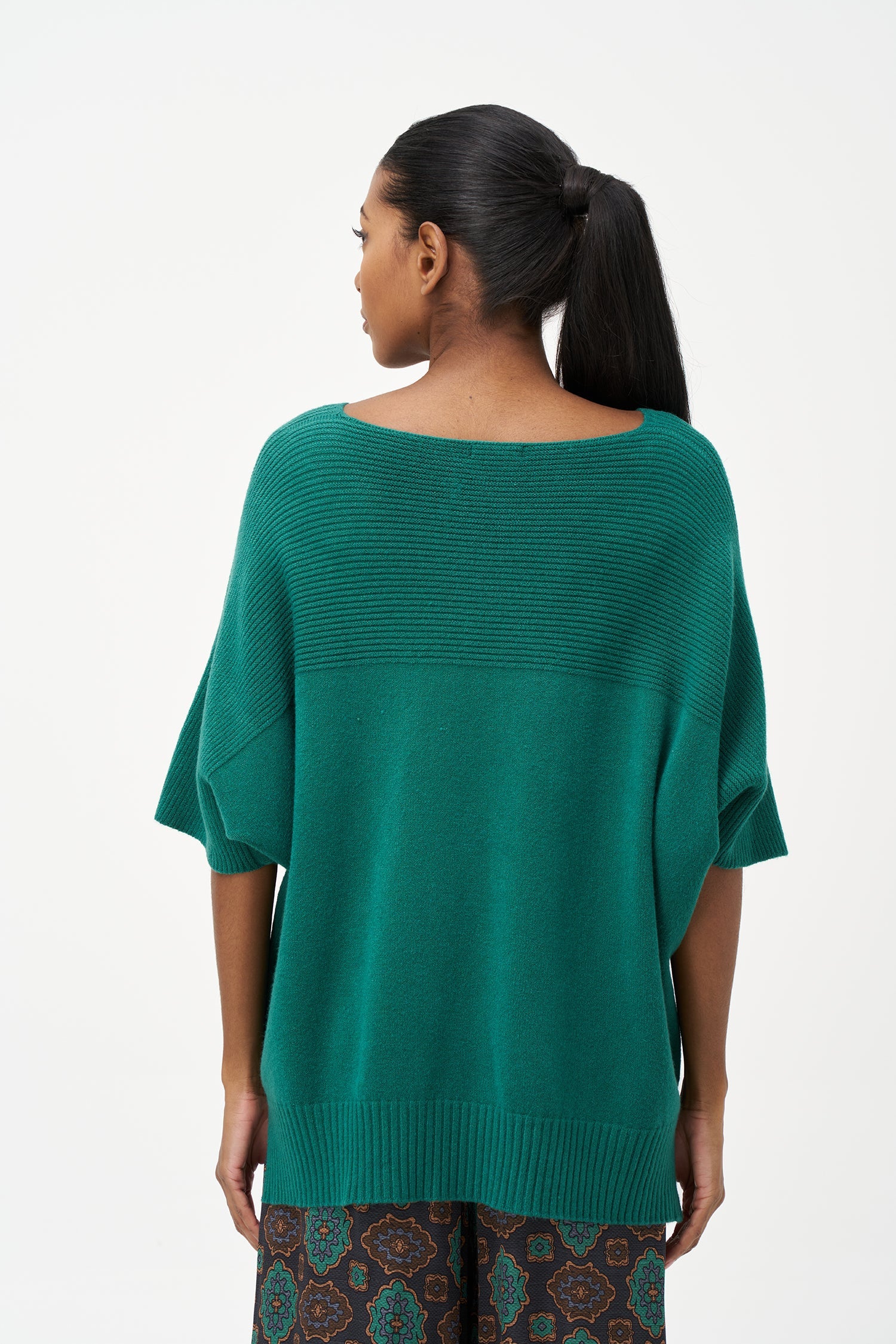 Women’s knit oversized sweater, with short sleeves and a horizontal rib detailing