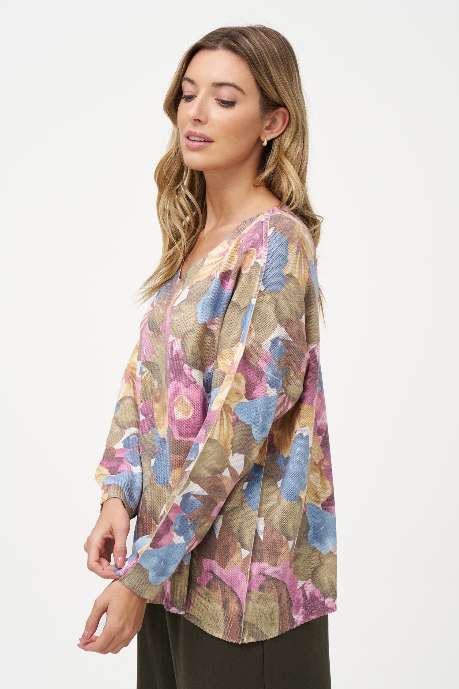 Women's knit v-neck printed sweater with 3/4th length sleeves