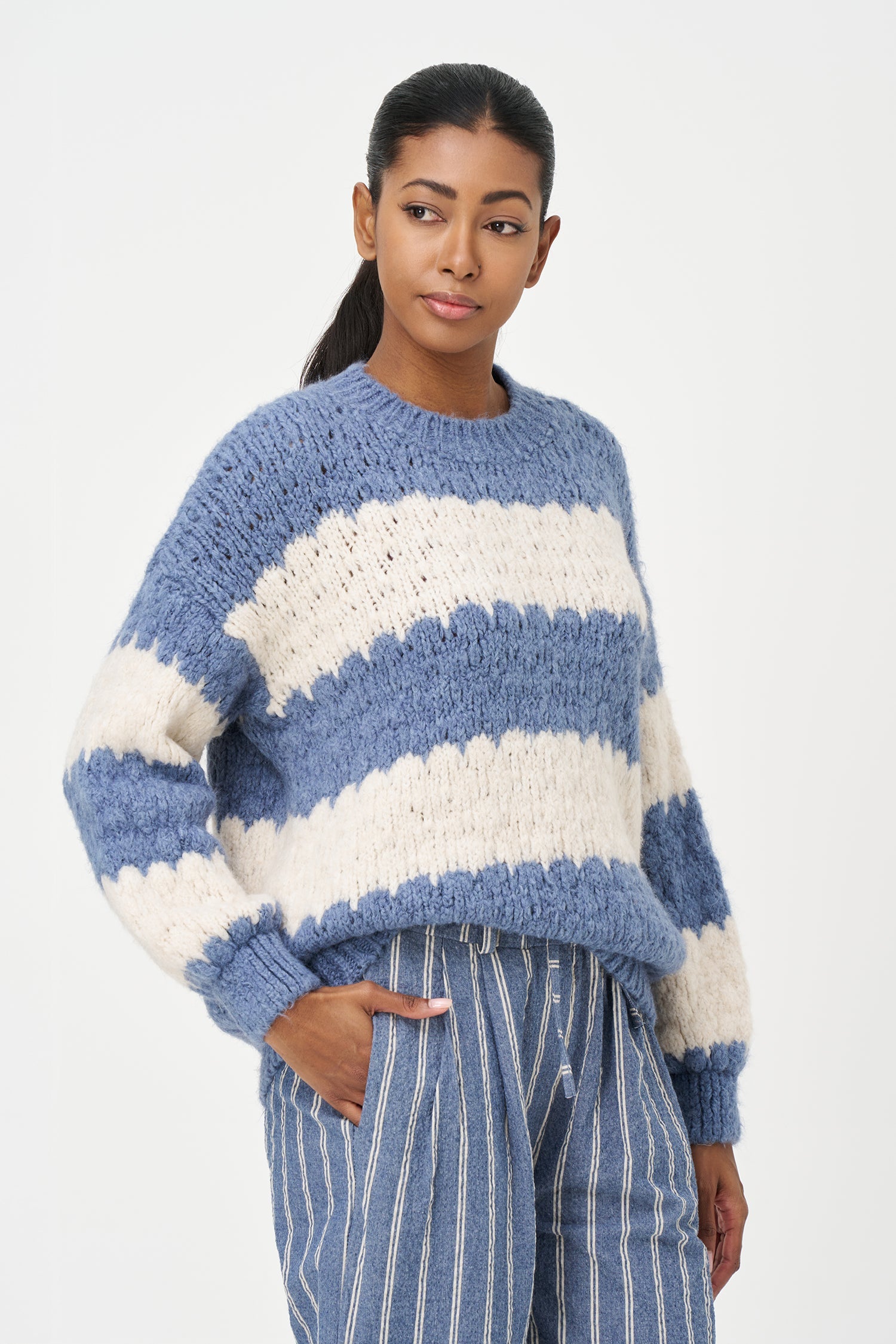 Women's knit striped crew-neck sweater, with long sleeves