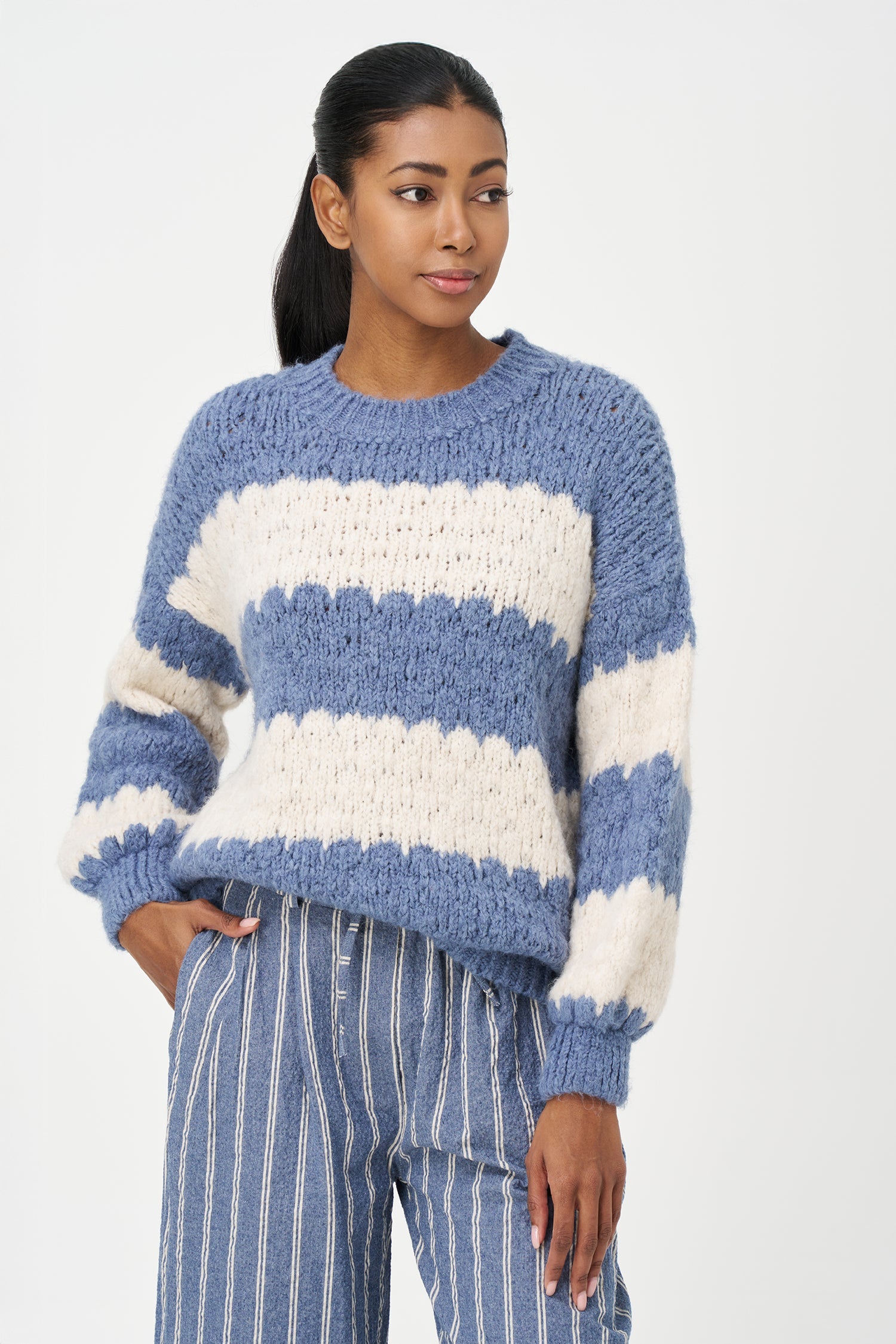 Women's knit striped crew-neck sweater, with long sleeves