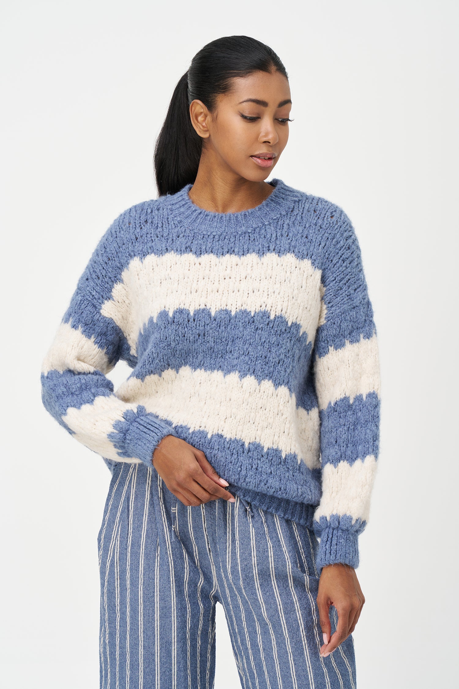 Women's knit striped crew-neck sweater, with long sleeves