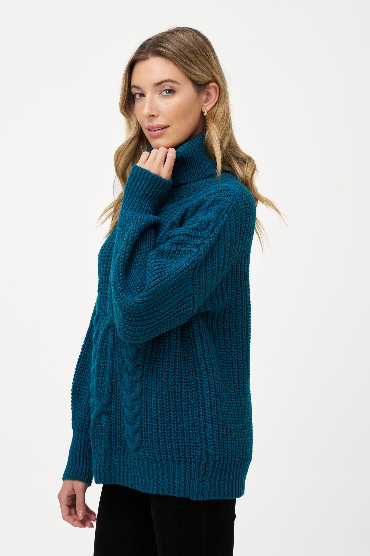Women’s knit long sleeve turtle-neck sweater, with a front cable detailing