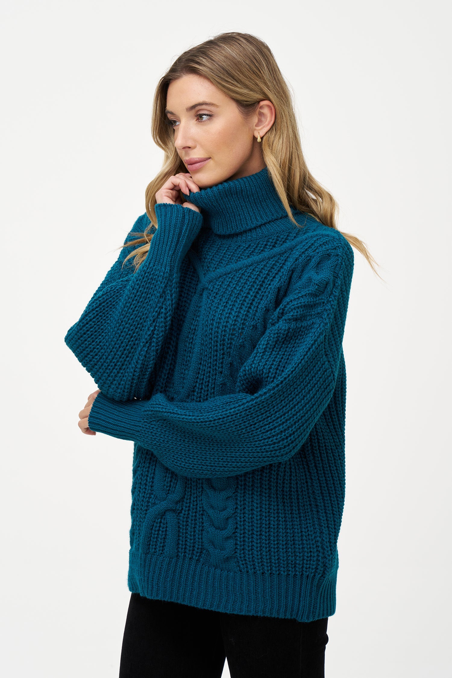 Women’s knit long sleeve turtle-neck sweater, with a front cable detailing