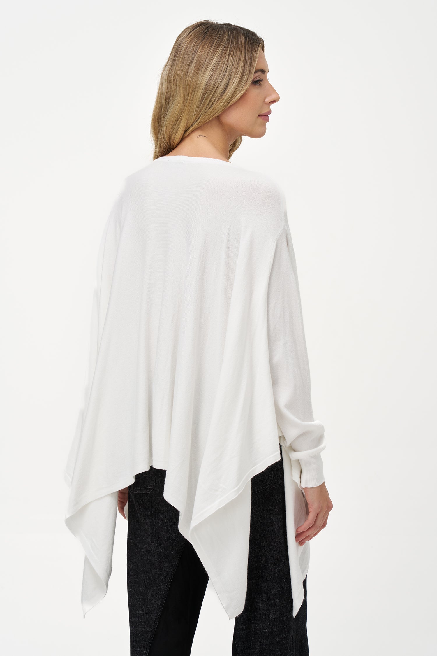 Women's knit oversized long sleeve wide-neck sweater, with an asymmetrical hem