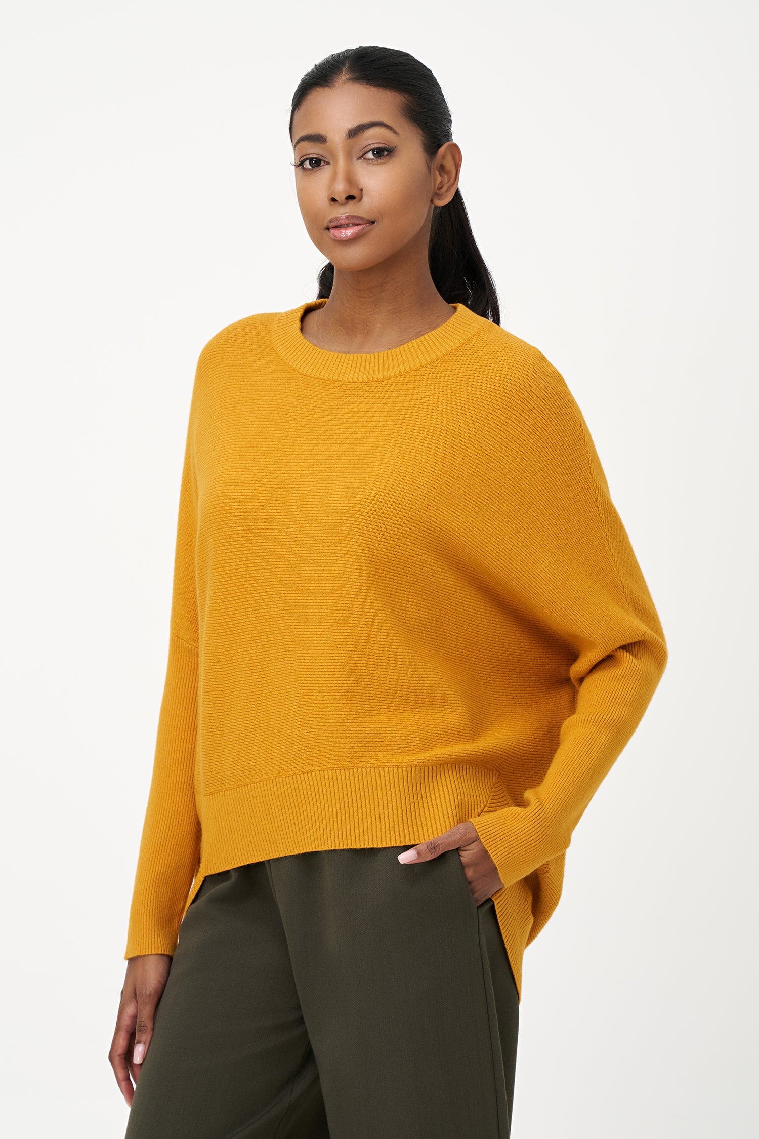 Women’s knit crew-neck sweater, with long sleeves, a dropped shoulder and a scooped hi-low hemline