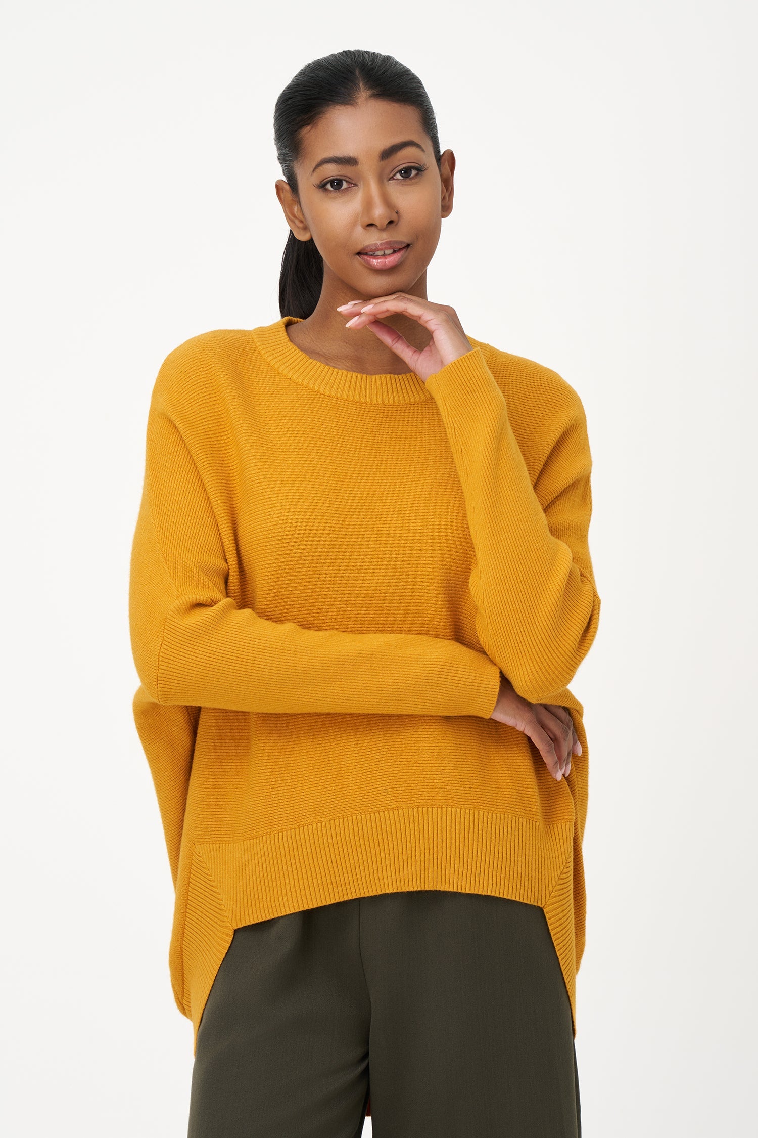 Women’s knit crew-neck sweater, with long sleeves, a dropped shoulder and a scooped hi-low hemline