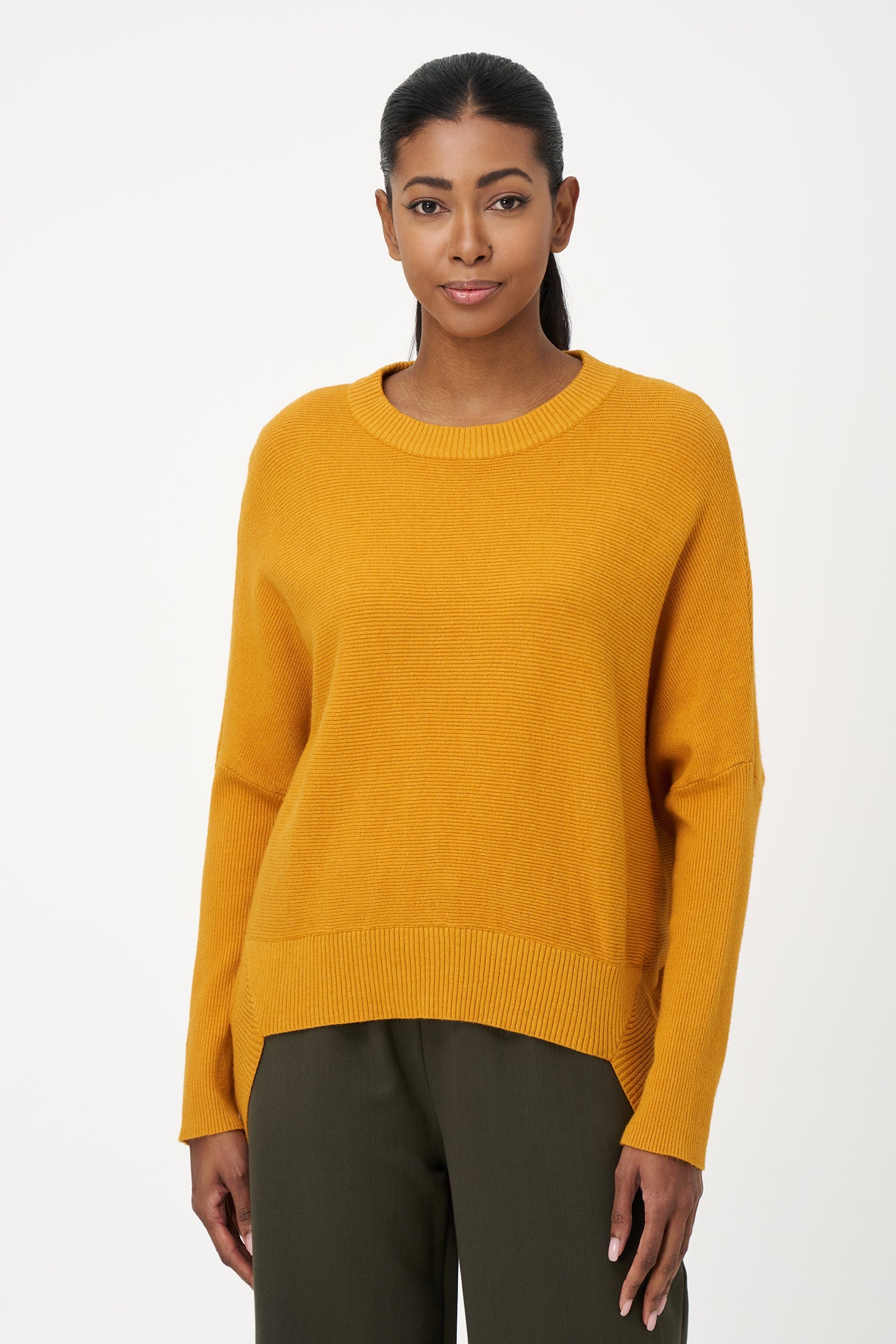 Women’s knit crew-neck sweater, with long sleeves, a dropped shoulder and a scooped hi-low hemline