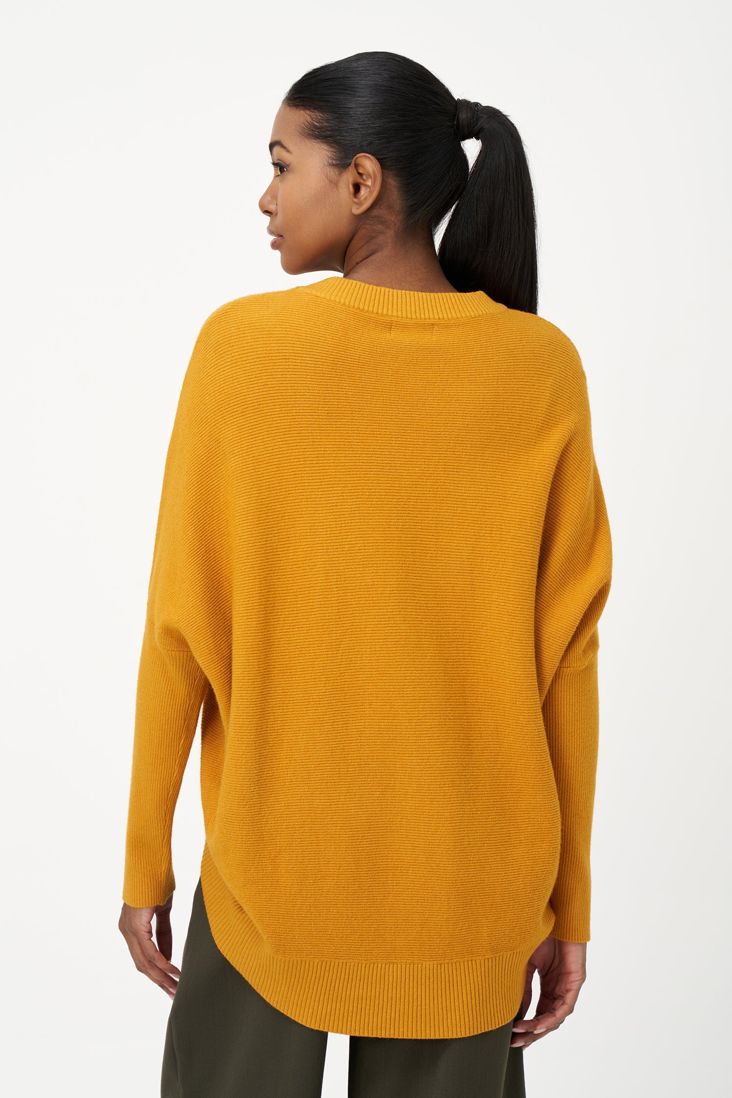 Women’s knit crew-neck sweater, with long sleeves, a dropped shoulder and a scooped hi-low hemline
