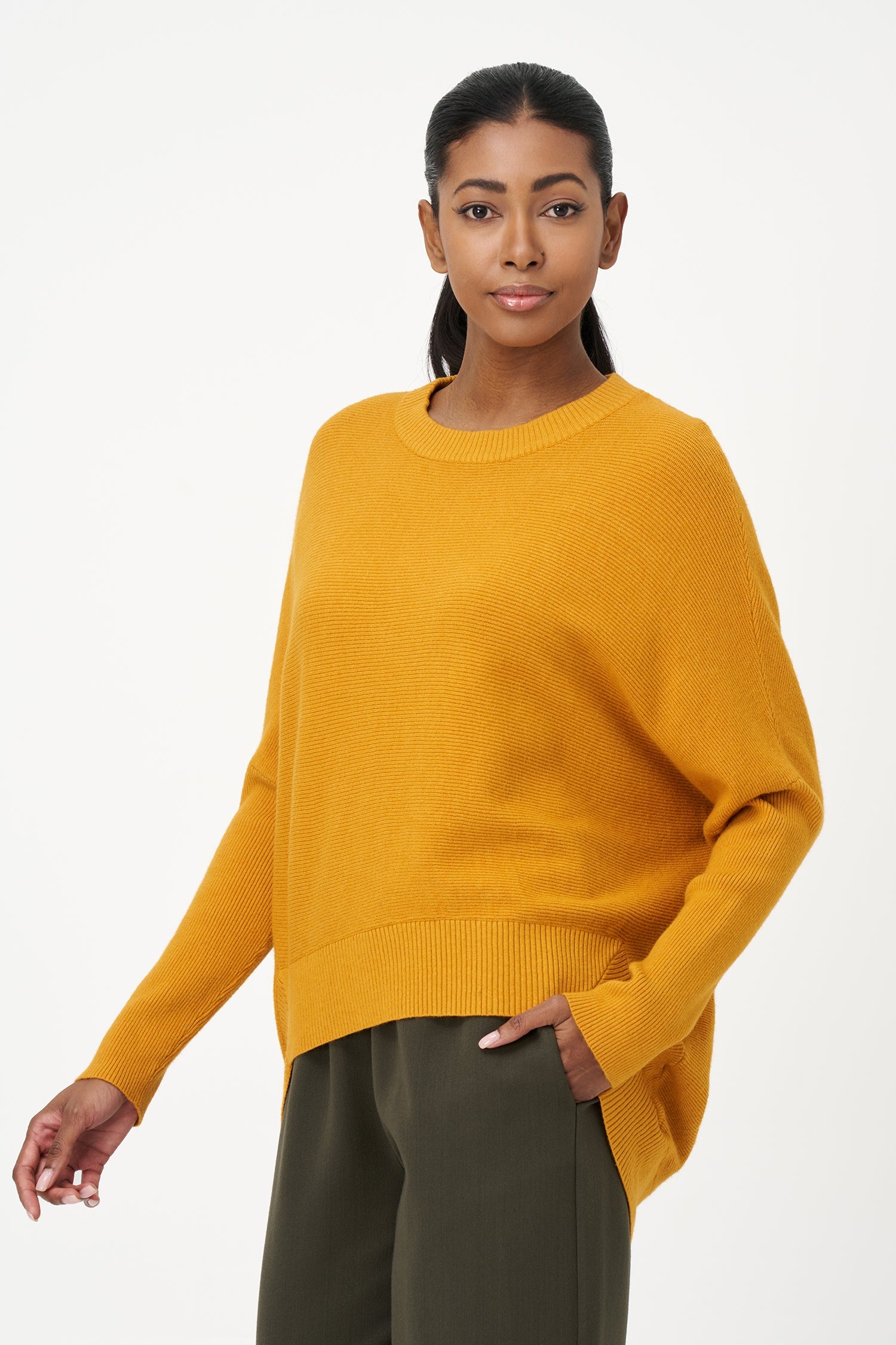 Women’s knit crew-neck sweater, with long sleeves, a dropped shoulder and a scooped hi-low hemline