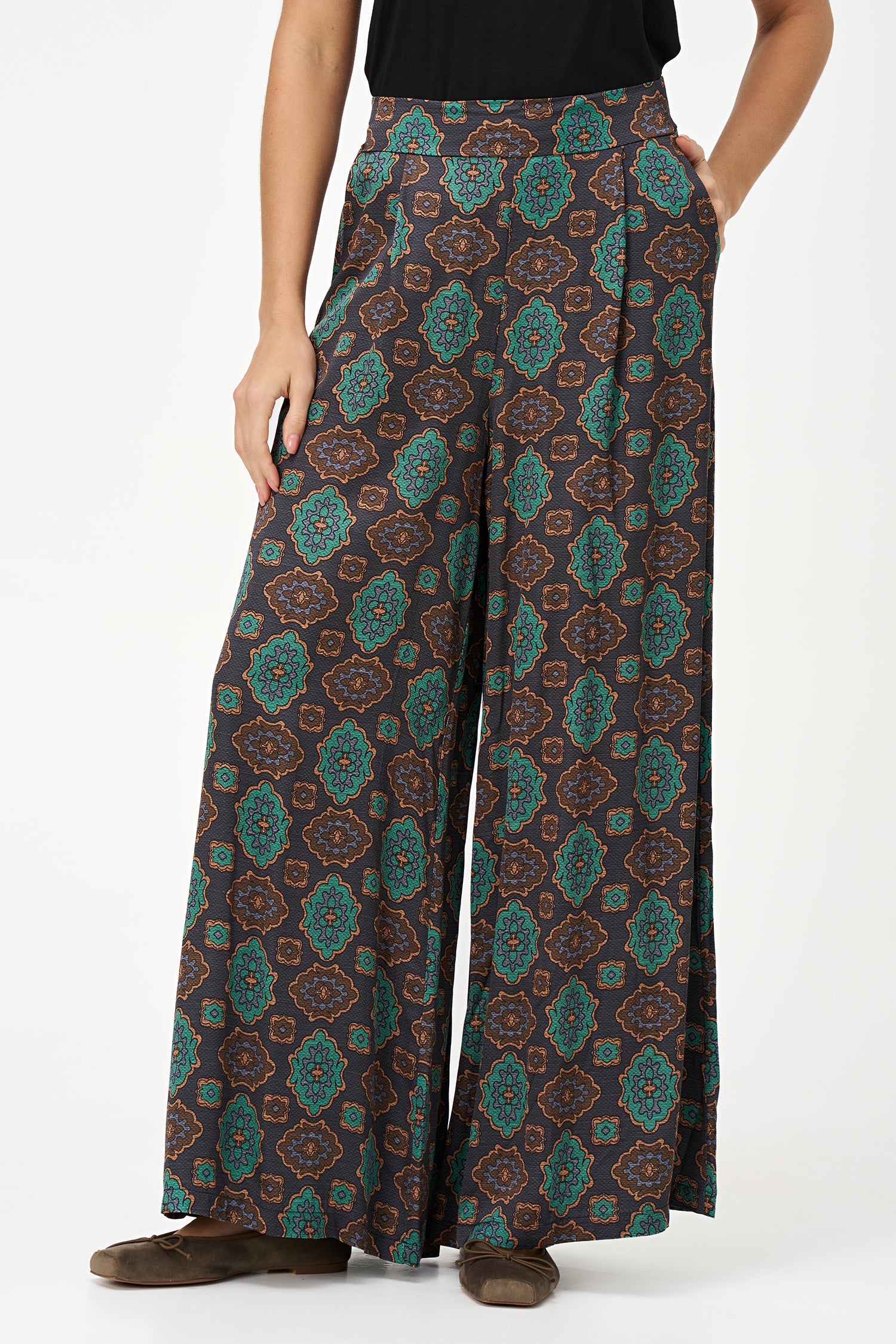 Women's Woven Printed Pull-On Wide Leg Pants With Slash Pockets
