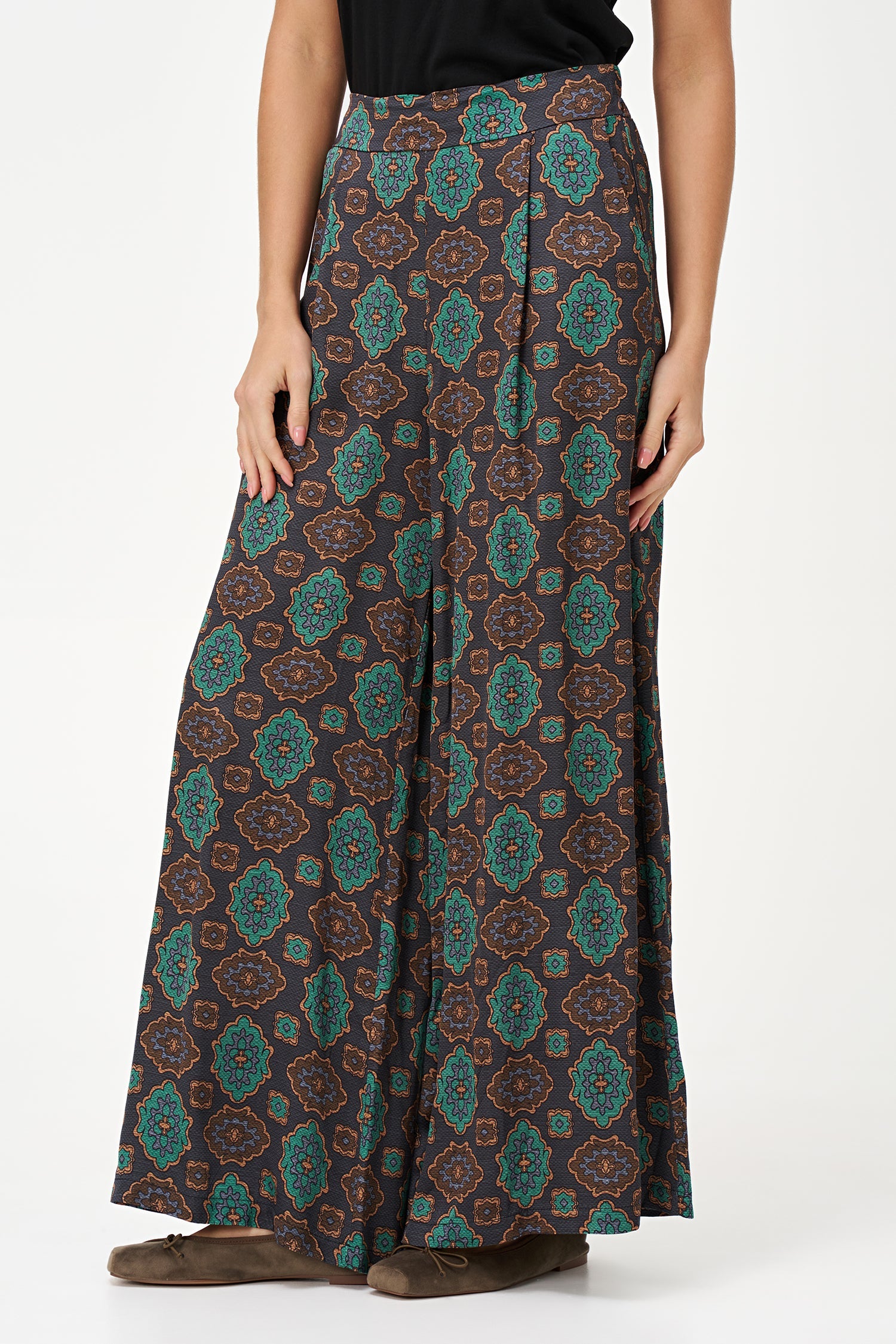 Women's Woven Printed Pull-On Wide Leg Pants With Slash Pockets