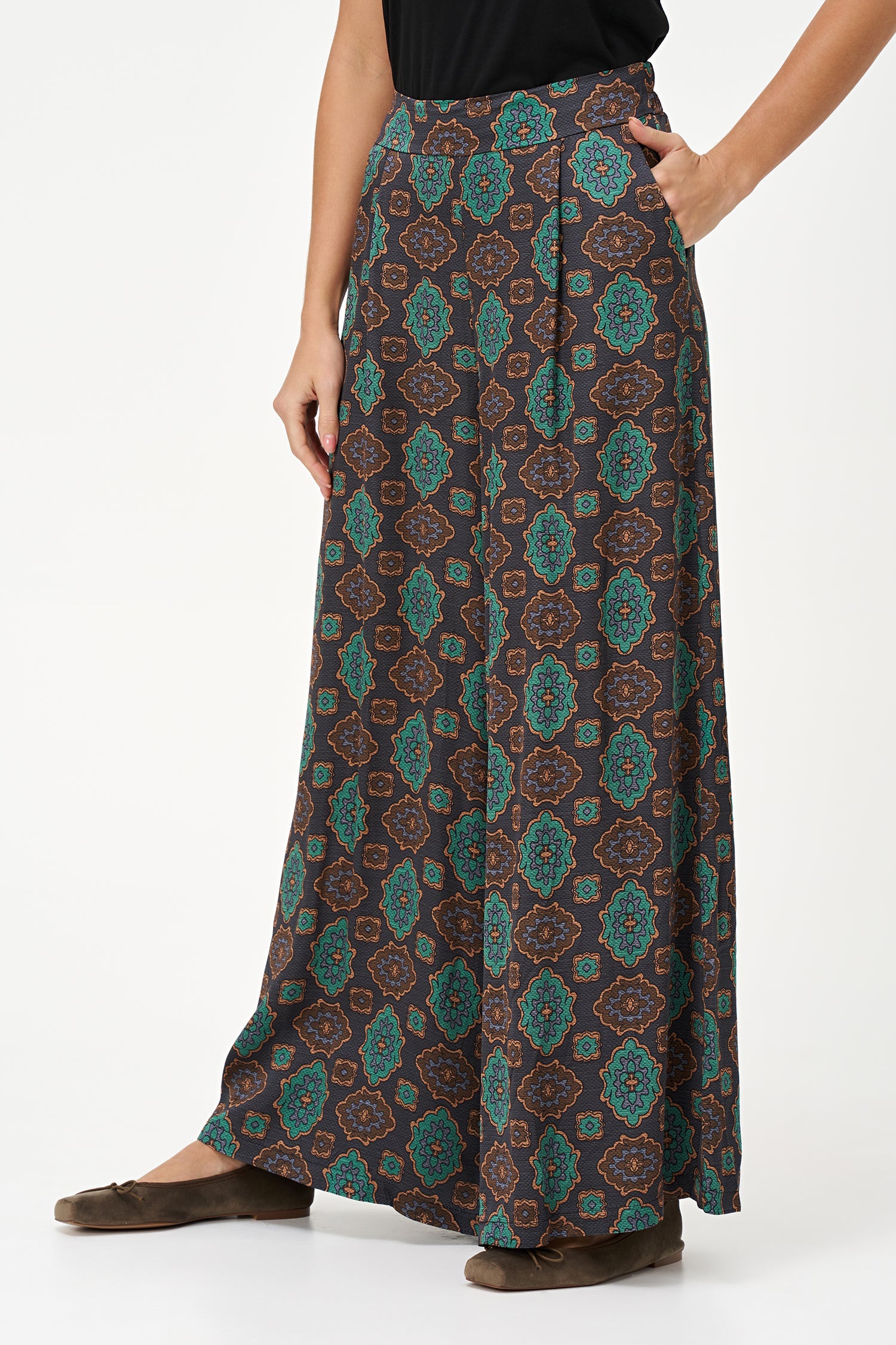 Women's Woven Printed Pull-On Wide Leg Pants With Slash Pockets